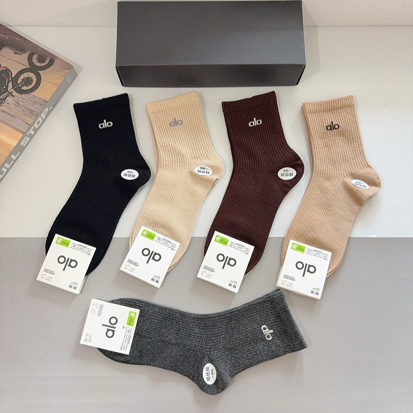 配包装（一盒5双） alo高版本新款潮牌双针中筒袜子，纯棉面料，潮人必备 ，个性时尚百搭款，你值得拥有哦