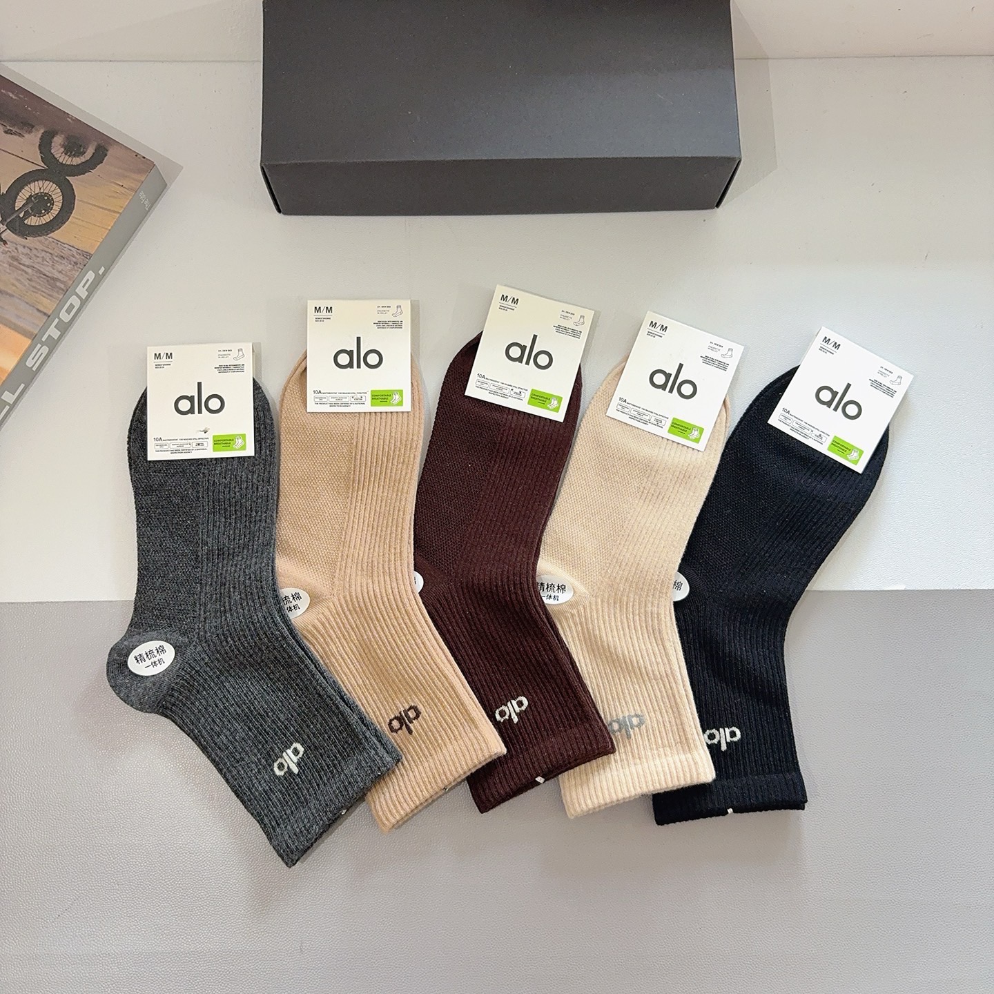 配包装（一盒5双） alo高版本新款潮牌双针中筒袜子，纯棉面料，潮人必备 ，个性时尚百搭款，你值得拥有哦