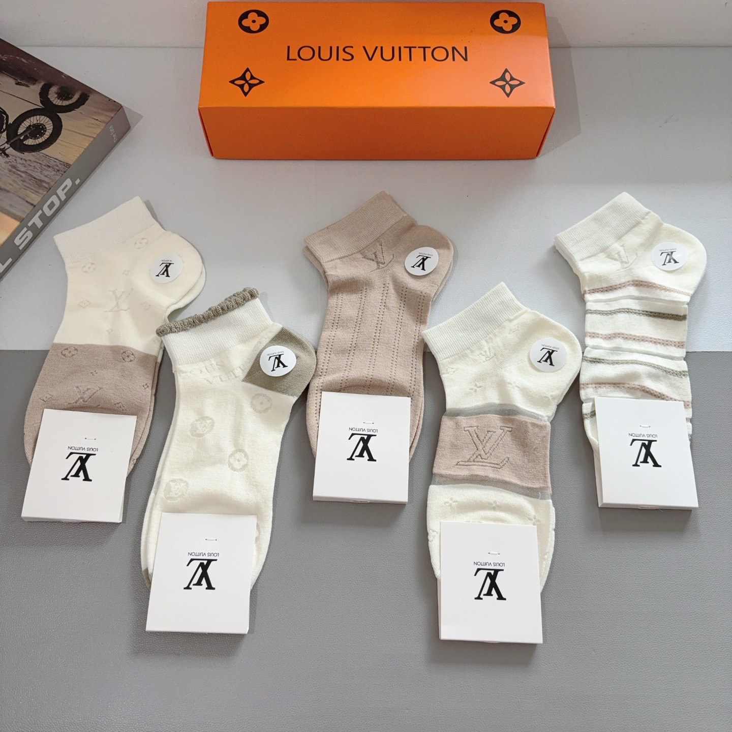 配包装（一盒5双） 🌟 LV 路易威登 ，竹棉袜子 潮人必备爆款，经典字母logo船袜，个性时尚百搭款，