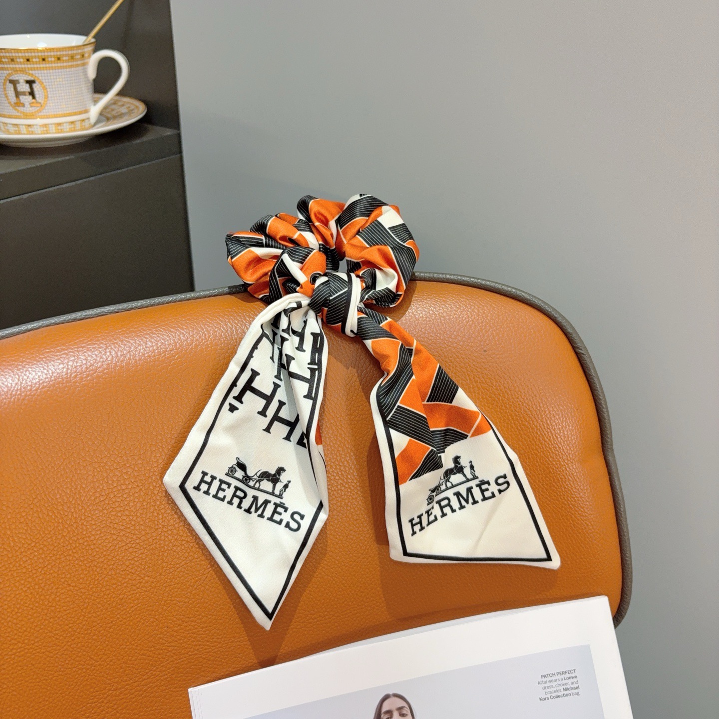 NO:920632,With packaging HERMES (Hermès) double H letter streamer ponytail hair tie butterfly colon ring, high-end Korean style rubber band, classic flower design, high-end atmosphere, celebrity style, hairpins, hairpins, hermes, hermes, hairpins19860909配包装 HERMES（爱马仕）双H字母飘带马尾发圈 蝴蝶结肠圈,高档韩版皮筋,经典花型设计, 高端大气,名媛范儿,发夹,发夹,hermes,hermes,hairpins,accessory