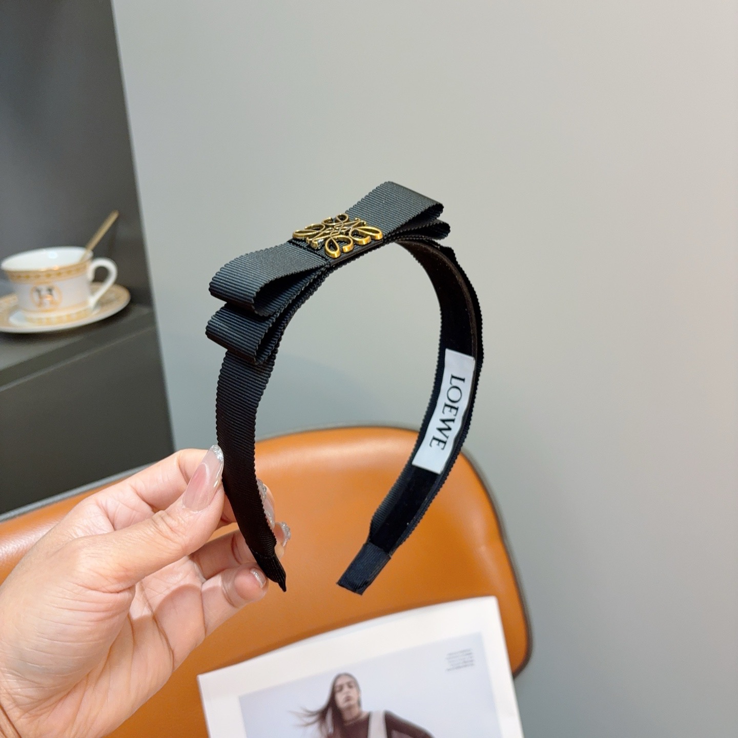 NO:920634,With packaging, LOEWE's hot new angled headbands are specially made of fabric headbands, and the latest styles from cutting-edge internet celebrities are coming!  Fresh and ladylike style makes fashion simpler!  hairpins,hairpins,loewe,loewe,hairpins19860909配包装 LOEWE（罗意威）火爆新款斜角发箍特供面料头箍、尖端网红最新款来袭 ！ 清新淑女范让时尚更简单！发夹,发夹,loewe,loewe,hairpins,accessory