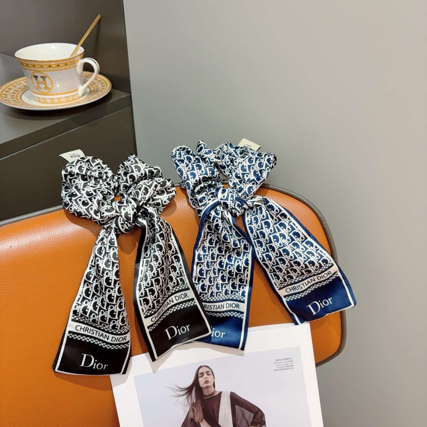 NO:920642,With packaging Dior (Dior) letter streamer ponytail hair tie butterfly colon ring, high-end Korean style rubber band, classic flower design, high-end atmosphere, celebrity style, hairpins, hairpins, dior, dior, hairpins19860909配包装 Dior（迪奥）字母飘带马尾发圈 蝴蝶结肠圈,高档韩版皮筋,经典花型设计, 高端大气,名媛范儿,发夹,发夹,dior,dior,hairpins,accessory