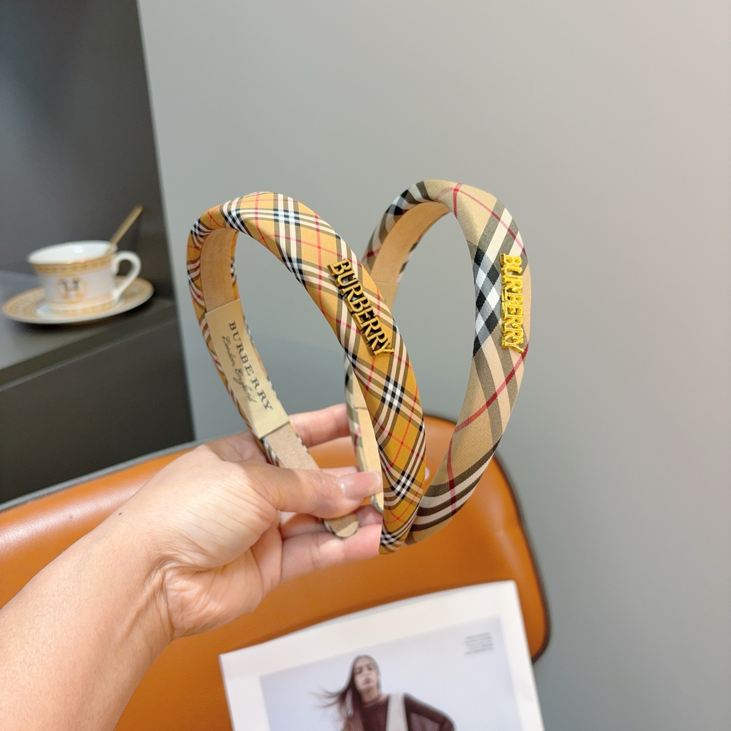 NO:920645,Comes with packaging BURBERRY autumn and winter classic new headband, customer-supplied fabrics, all details are shot in real time!  Very attractive and versatile, suitable for various occasions!  hairpins,hairpins,burberry,burberry,hairpins19860909配包装 巴宝莉BURBERRY 秋冬经典新款发箍,客供面料 细节全部实拍！非常耐看又百搭、适合各种场合搭配！发夹,发夹,burberry,burberry,hairpins,accessory