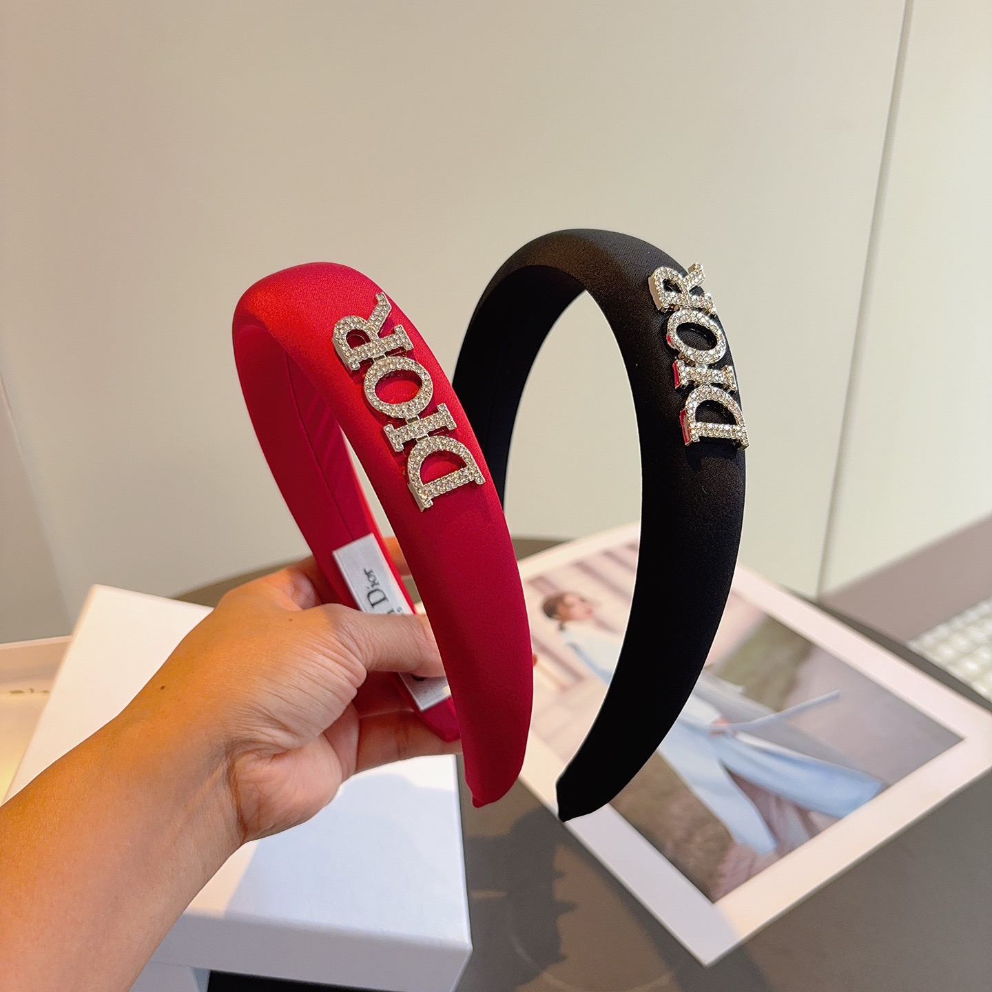 NO:920648,Comes with packaging Dior (Dior) new satin high-end big-name headband, Internet celebrity new anti-slip headband, let your charm bloom. Fresh and ladylike style makes fashion easier. Hairpins, hairpins, dior, dior, hairpins19860909配包装 Dior（迪奥） 新款缎面高级感大牌发箍, 网红新款防滑头箍、让你的魅力绽放 清新淑女范让时尚更简单.发夹,发夹,dior,dior,hairpins,accessory