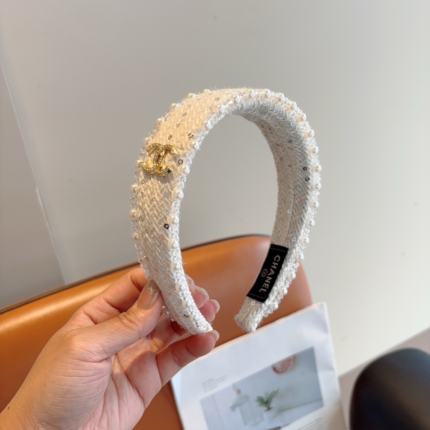 NO:920654,Comes with packaging CHANEL (Chanel) new small fragrant headband, retro headband, recommended by Internet celebrities, with high-end materials, super exquisite, fashionable and versatile. Hairpins, hairpins, chanel, chanel, hairpins19860909配包装 CHANEL（香奈儿）新款小香发箍,复古头箍,网红爆款推荐 搭配高端材质,超精致,时尚百搭.发夹,发夹,chanel,chanel,hairpins,accessory