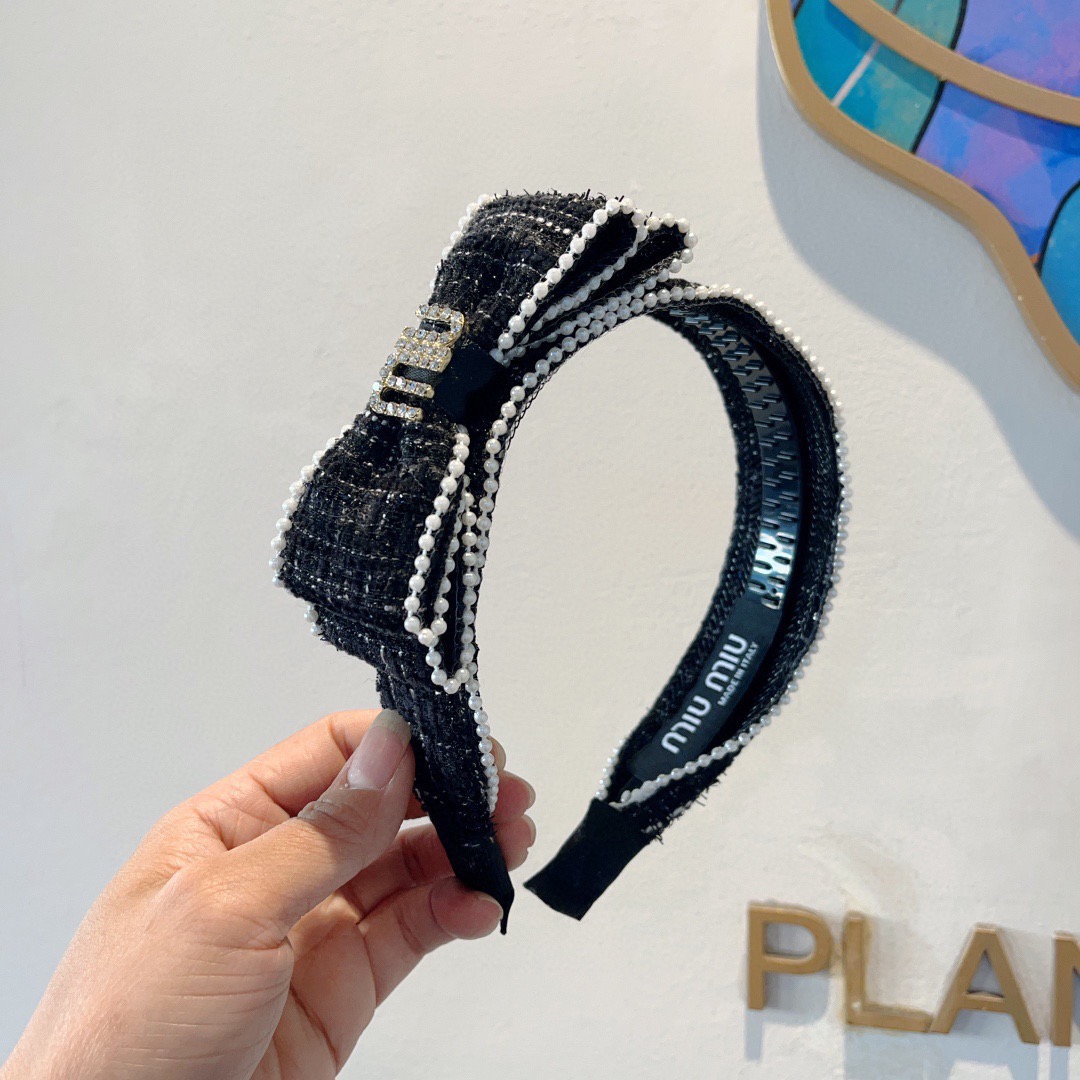 NO:920660,Comes with packaging MIUMIU's new handmade angled headband, original item, simple and versatile headband, a must-have for fashionable women, super versatile and classy!  hairpins,hairpins,miumiu,hairpins19860909配包装 MIUMIU（缪缪）新款手工制作斜角发箍,原单货,简约百搭头箍 潮女必备品,超级百搭高大上！发夹,发夹,miumiu,hairpins,accessory