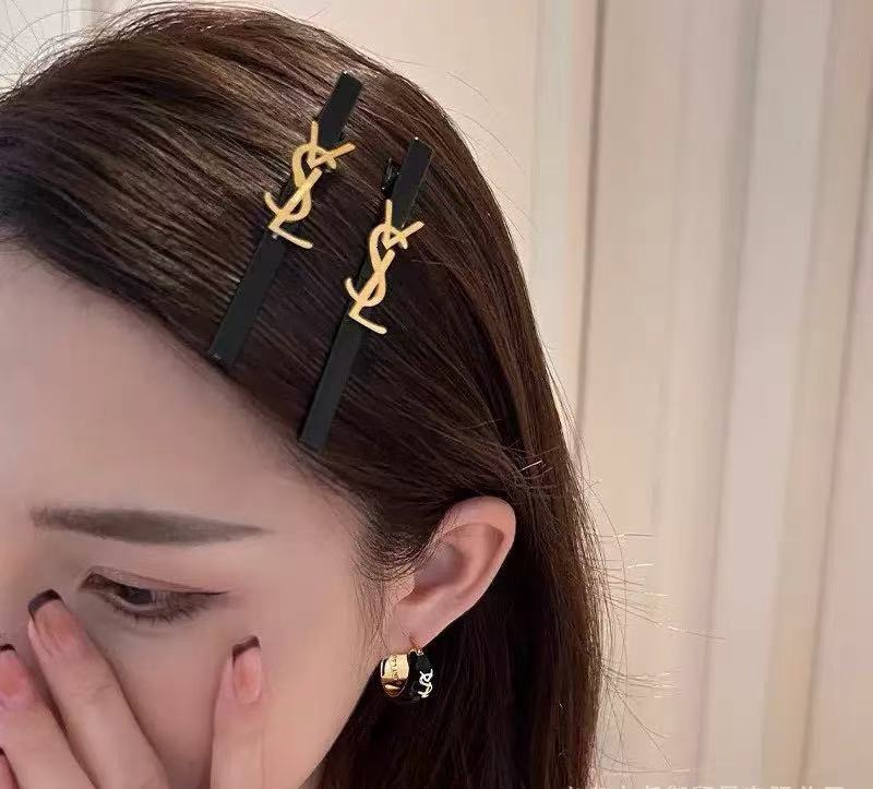 NO:920666,Comes with packaging (one pair) Yves Saint Laurent Internet celebrity new style hairpin BB clip, classic letter logo side clip bangs clip hair accessories, high-end, simple and versatile style!  hairpins,hairpins,saint laurent,hairpins19860909配包装（一对） 圣罗兰 网红新款气质发夹BB夹、经典字母logo边夹刘海夹发饰, 高级感简约百搭款！发夹,发夹,saint laurent,hairpins,accessory