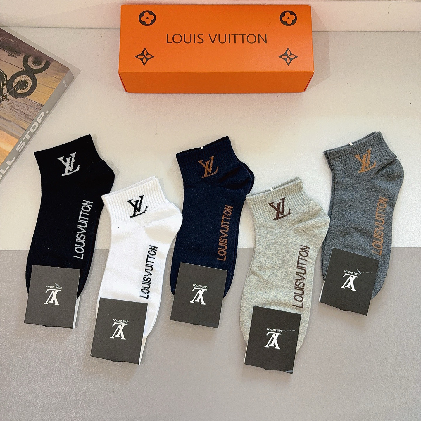 配包装（一盒5双） 🌟 LV 路易威登 超火爆小单品，纯棉面料，潮人必备 爆款，经典字母logo短筒袜，