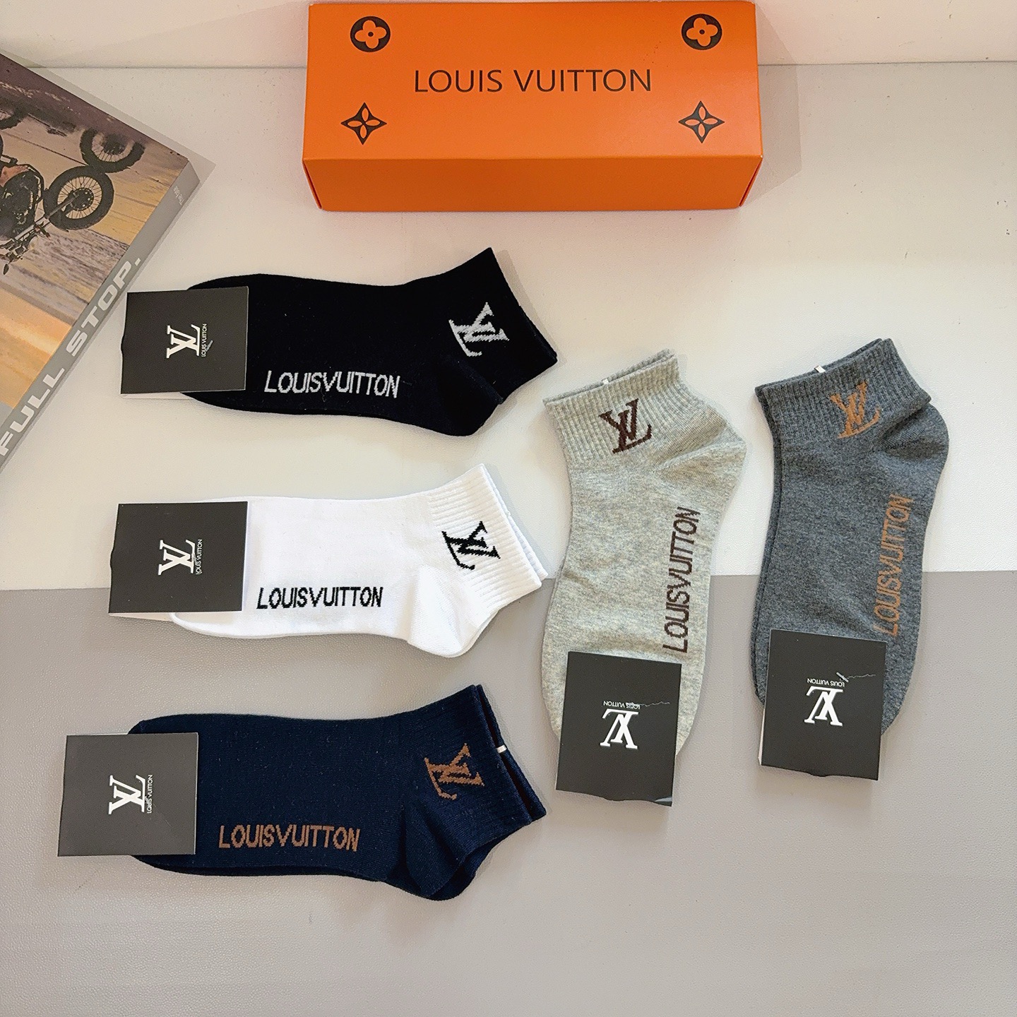 配包装（一盒5双） 🌟 LV 路易威登 超火爆小单品，纯棉面料，潮人必备 爆款，经典字母logo短筒袜，