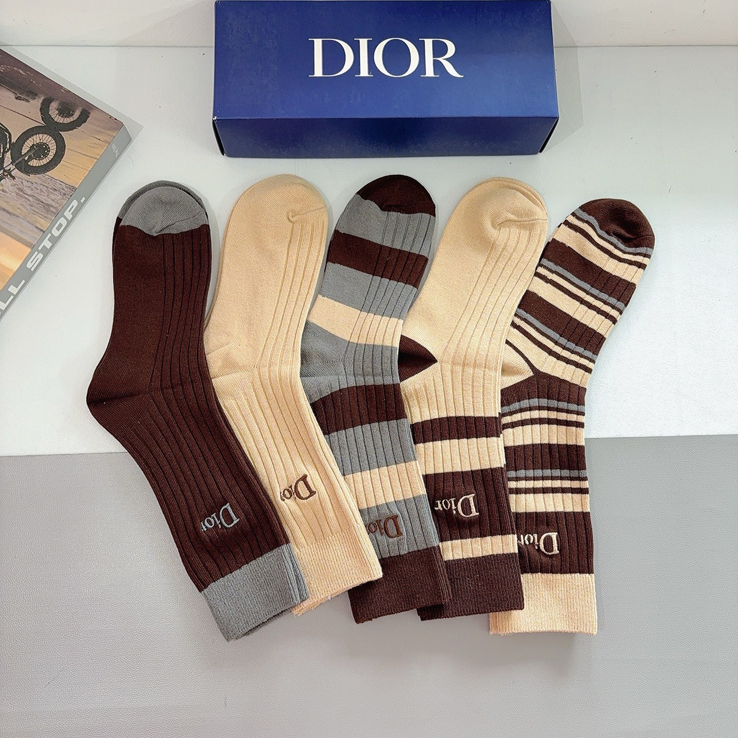 配包装（一盒5双）Dior 迪奥 新款经典logo刺绣长筒袜子！专柜同步袜子，💛大牌出街，潮人必备🔥超好