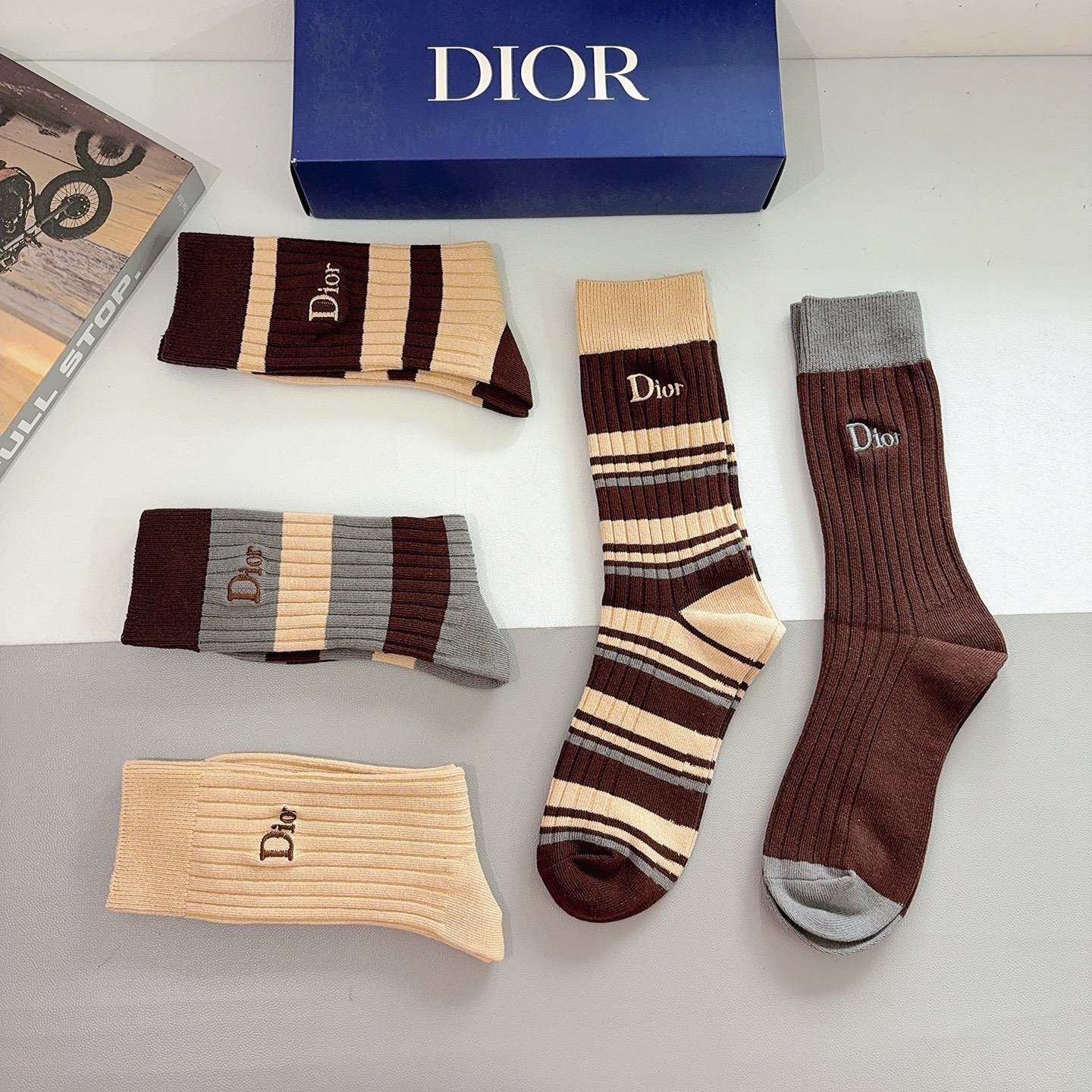 配包装（一盒5双）Dior 迪奥 新款经典logo刺绣长筒袜子！专柜同步袜子，💛大牌出街，潮人必备🔥超好