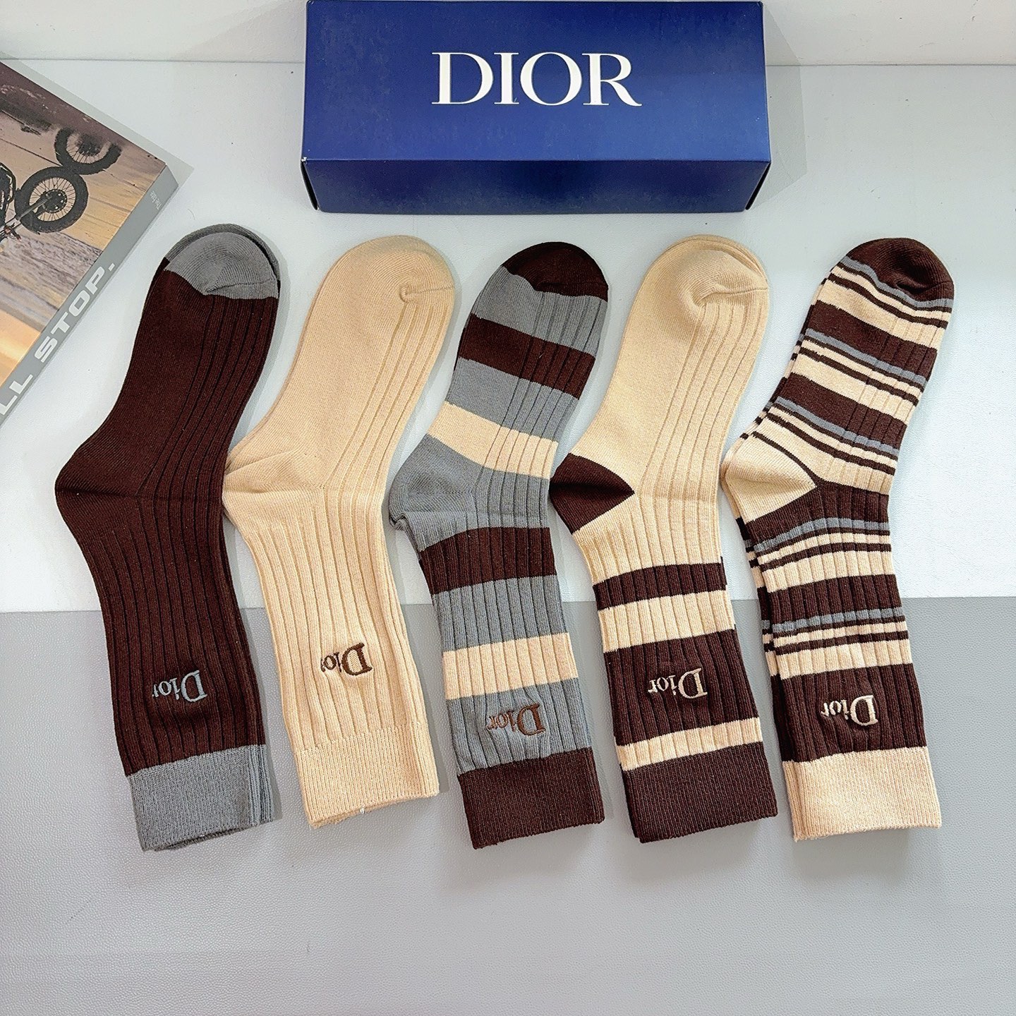 配包装（一盒5双）Dior 迪奥 新款经典logo刺绣长筒袜子！专柜同步袜子，💛大牌出街，潮人必备🔥超好