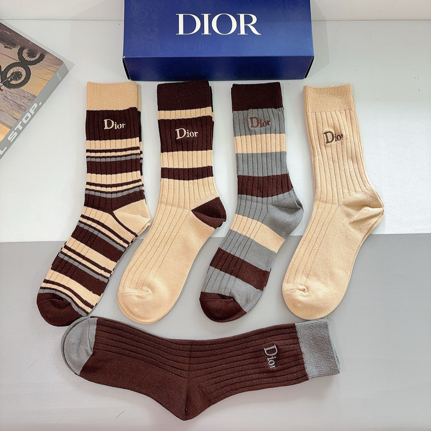 配包装（一盒5双）Dior 迪奥 新款经典logo刺绣长筒袜子！专柜同步袜子，💛大牌出街，潮人必备🔥超好