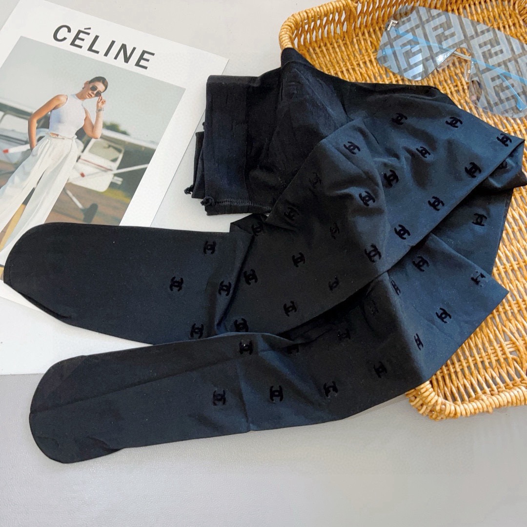 配包装【一盒1双】🌟CHANEL 香奈儿经典植绒字母丝袜 🌟欧美大牌裤袜🔥一比一高版本制作，可以看得到的