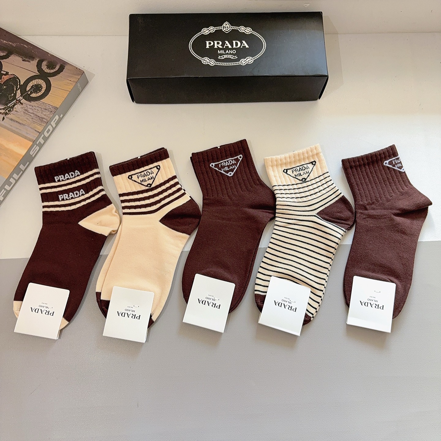 配包装（一盒5双） PRADA 普拉达 新款中筒袜子，纯棉面料，经典三角标logo 个性时尚百搭款，你值