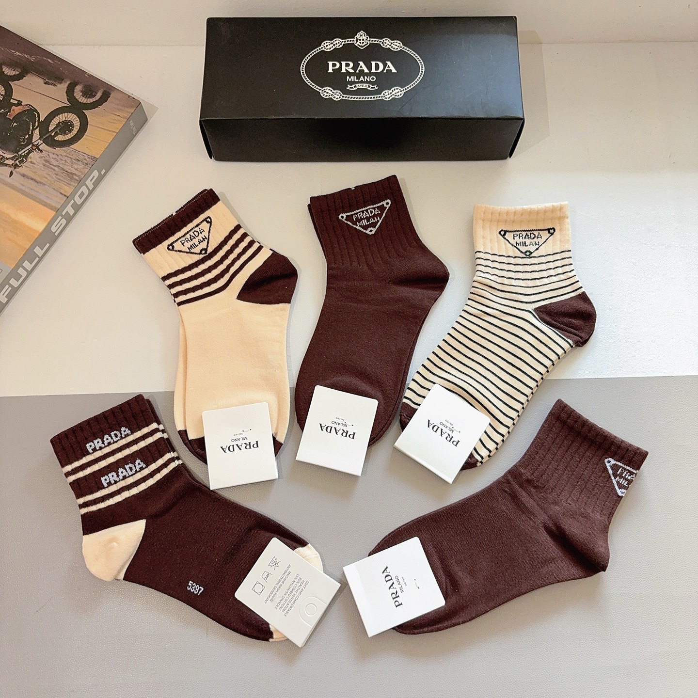 配包装（一盒5双） PRADA 普拉达 新款中筒袜子，纯棉面料，经典三角标logo 个性时尚百搭款，你值