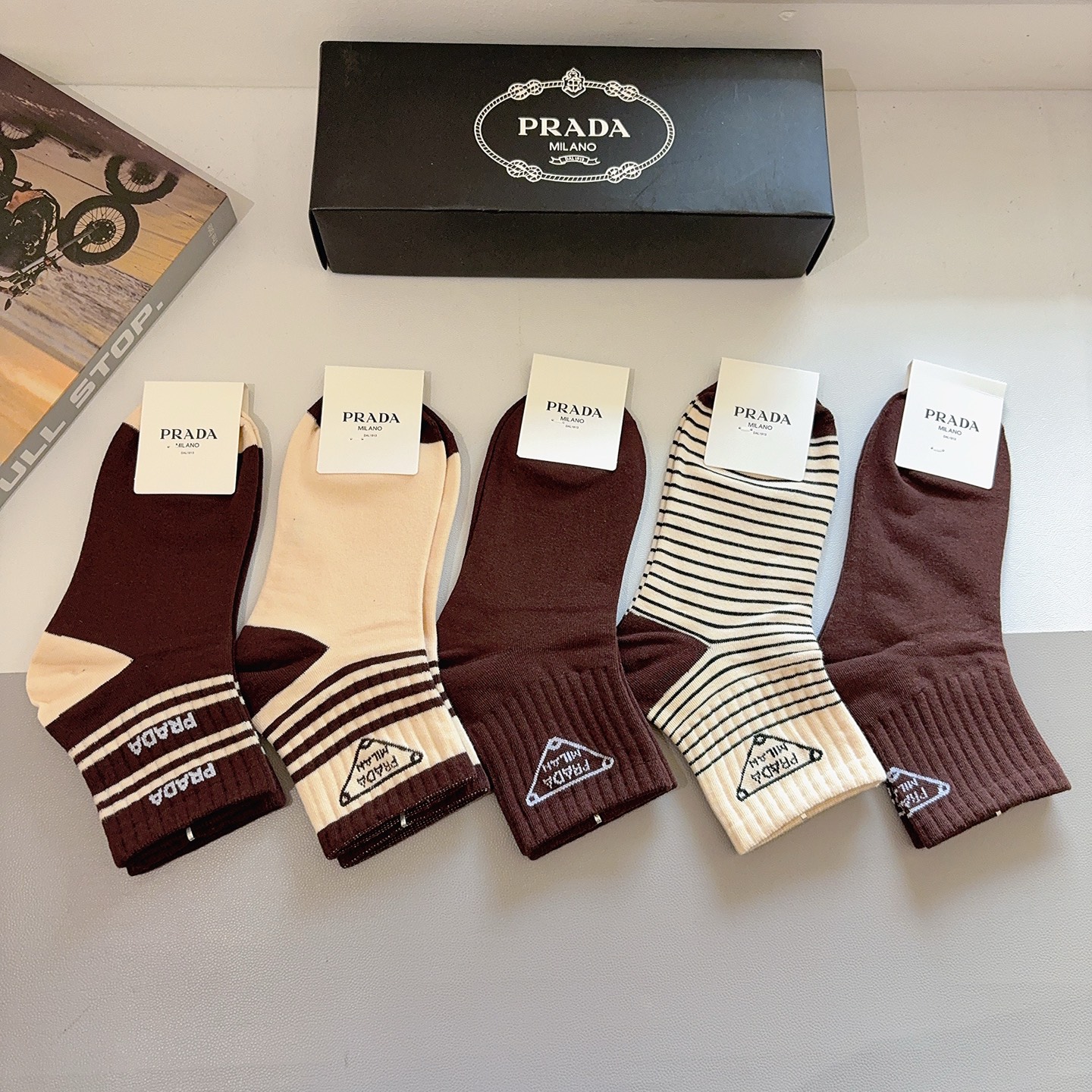 配包装（一盒5双） PRADA 普拉达 新款中筒袜子，纯棉面料，经典三角标logo 个性时尚百搭款，你值