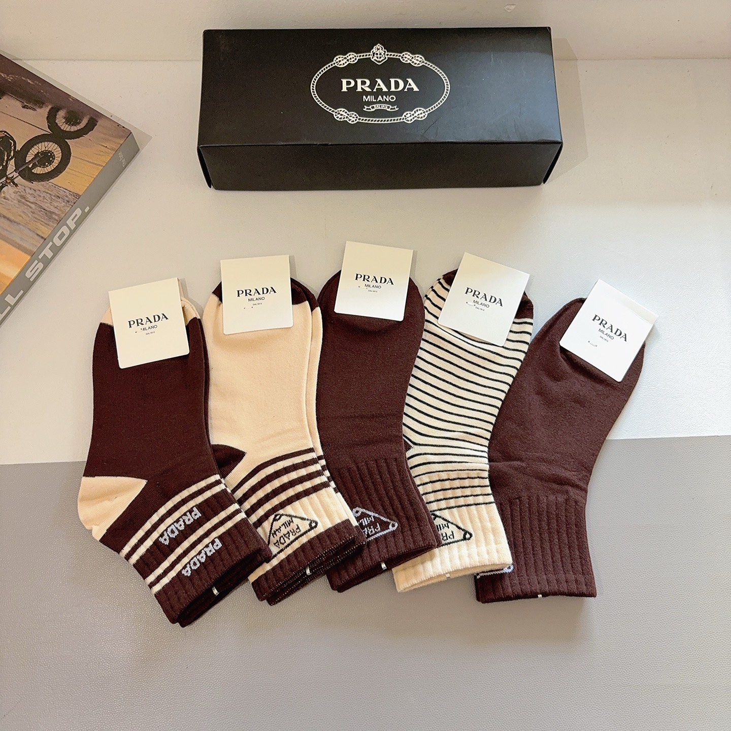 配包装（一盒5双） PRADA 普拉达 新款中筒袜子，纯棉面料，经典三角标logo 个性时尚百搭款，你值