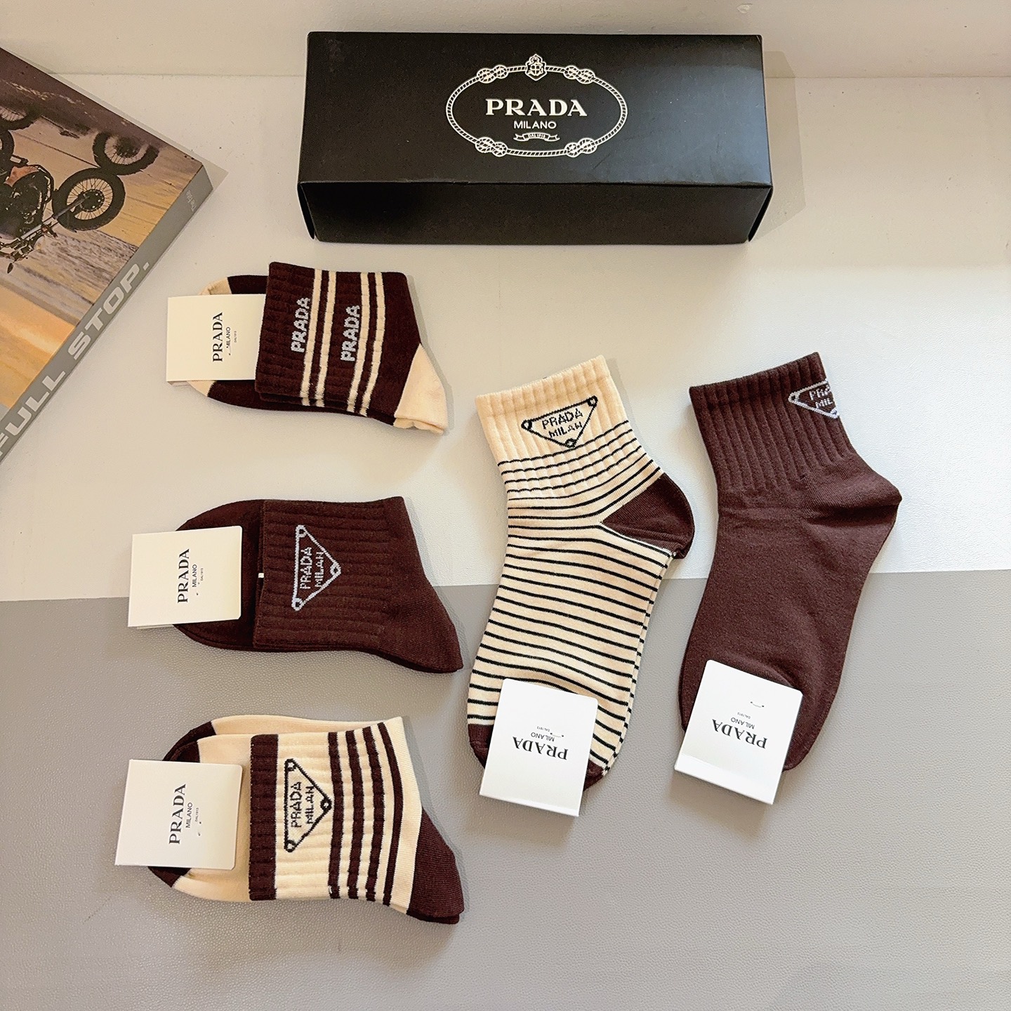 配包装（一盒5双） PRADA 普拉达 新款中筒袜子，纯棉面料，经典三角标logo 个性时尚百搭款，你值