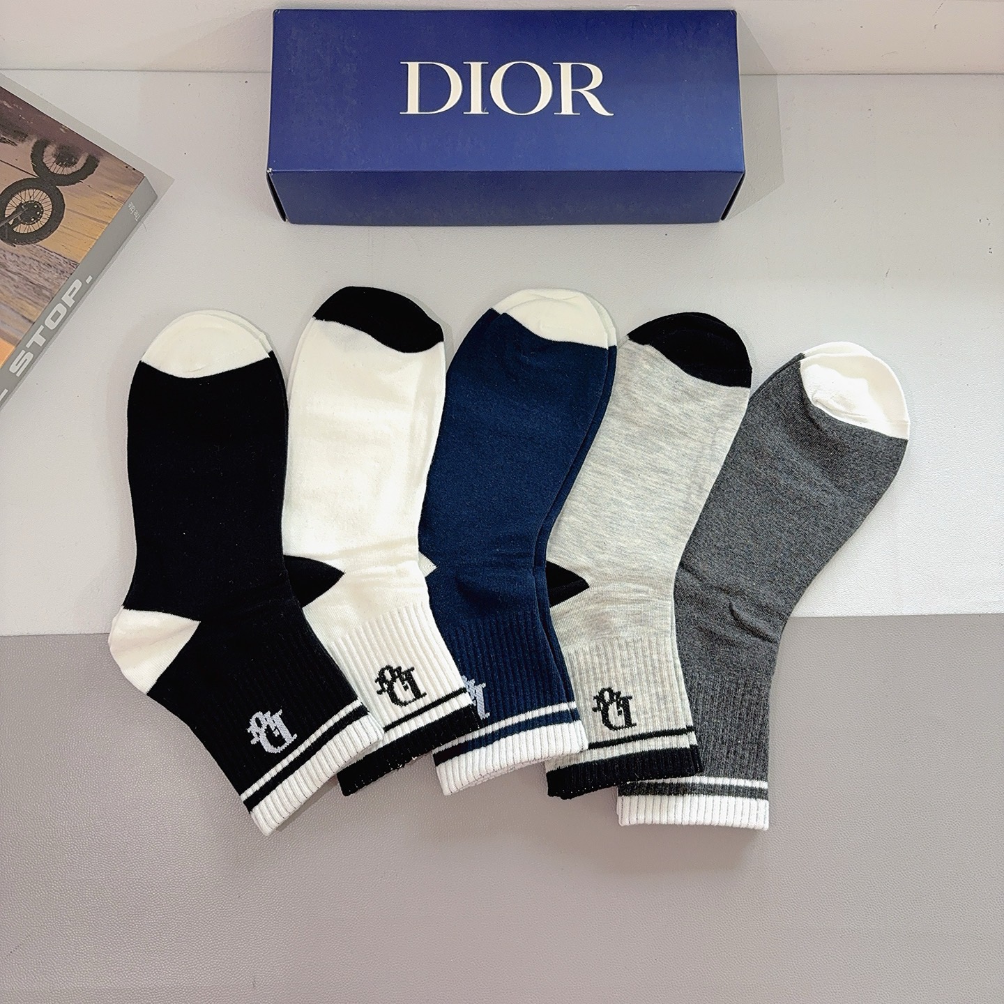 配包装（一盒5双）Dior 迪奥 新款字母男款中筒袜子！爆款专柜同步袜子，💛大牌出街，潮人必备🔥超好搭