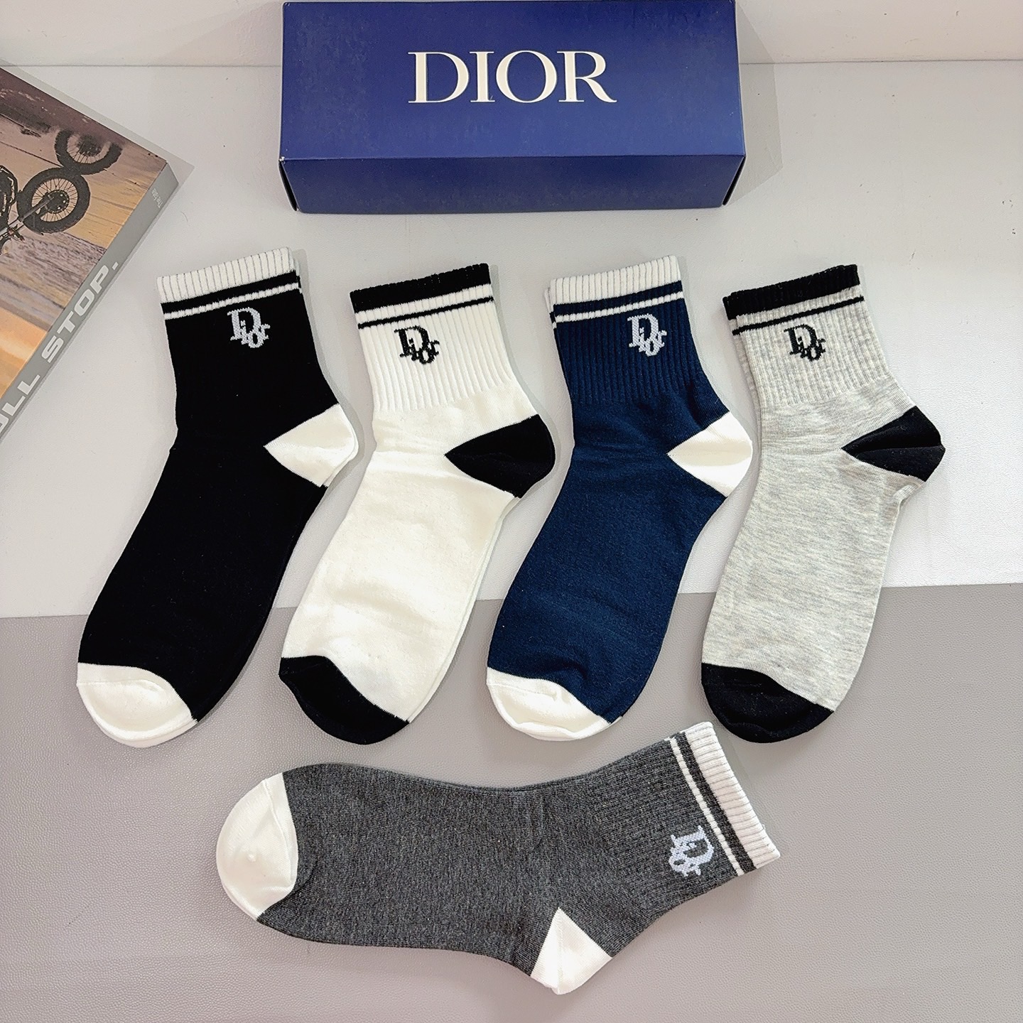 配包装（一盒5双）Dior 迪奥 新款字母男款中筒袜子！爆款专柜同步袜子，💛大牌出街，潮人必备🔥超好搭