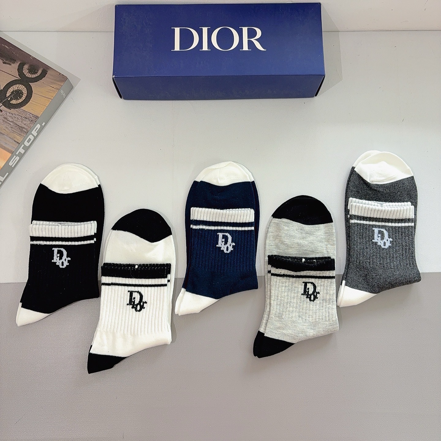 配包装（一盒5双）Dior 迪奥 新款字母男款中筒袜子！爆款专柜同步袜子，💛大牌出街，潮人必备🔥超好搭