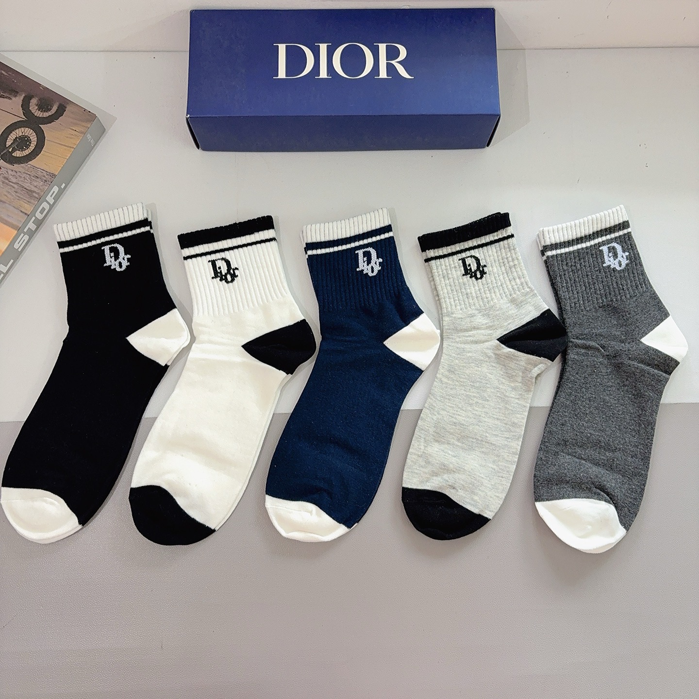 配包装（一盒5双）Dior 迪奥 新款字母男款中筒袜子！爆款专柜同步袜子，💛大牌出街，潮人必备🔥超好搭