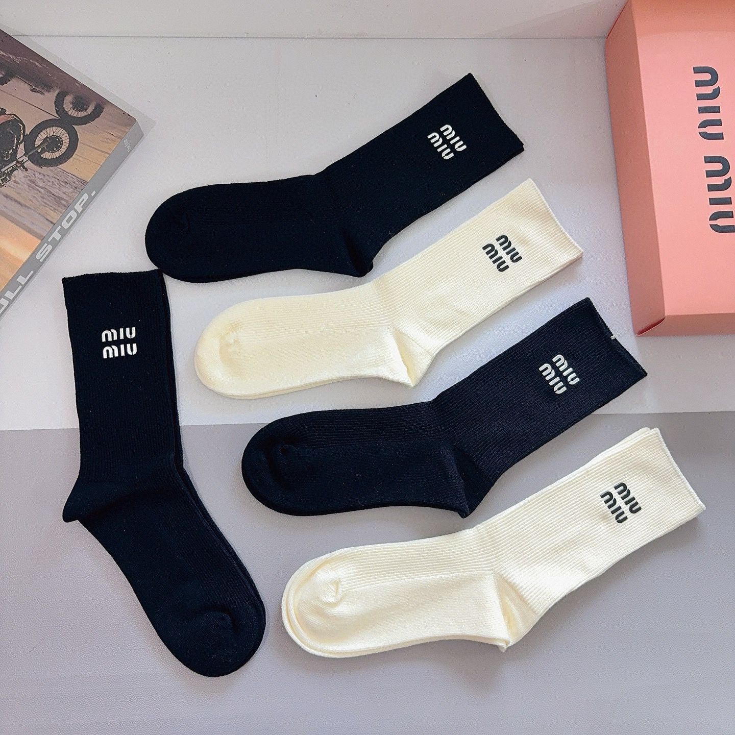 配包装【一盒5双】miumiu （缪缪）高品质🔥超级爆款网红袜子 硅胶烫印字母长筒袜，ins明星网红推荐