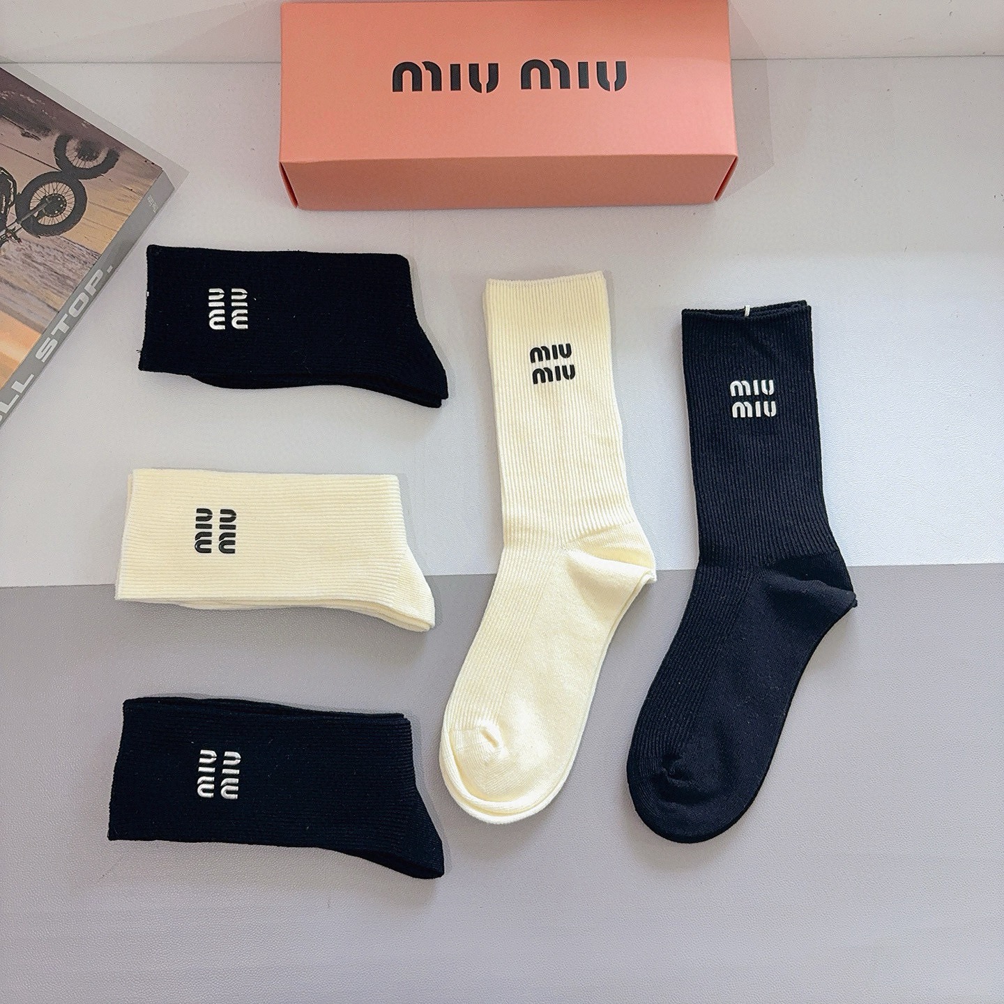 配包装【一盒5双】miumiu （缪缪）高品质🔥超级爆款网红袜子 硅胶烫印字母长筒袜，ins明星网红推荐