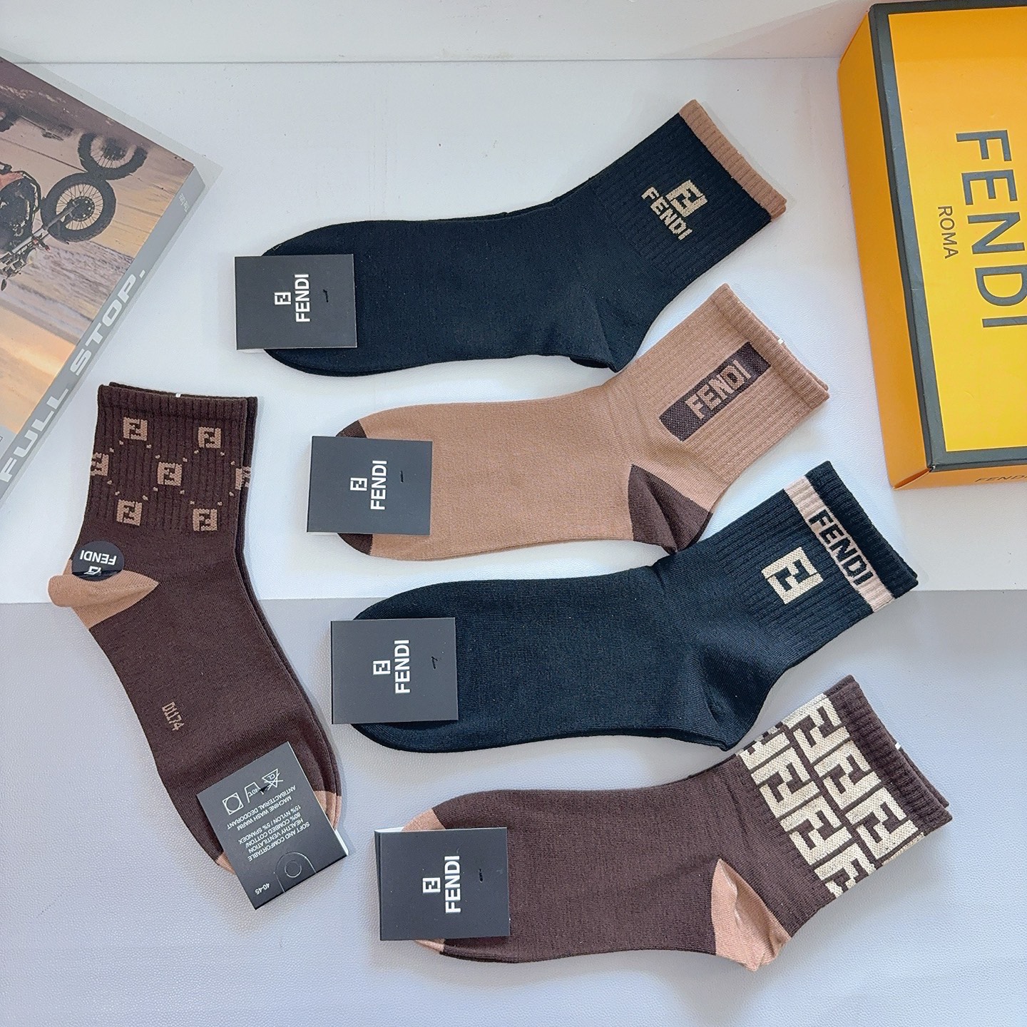 配包装（一盒5双）FENDI 芬迪经典中长款袜子❗️高版本纯棉材质柔软，秒杀市场普通货，经典的双F图案l