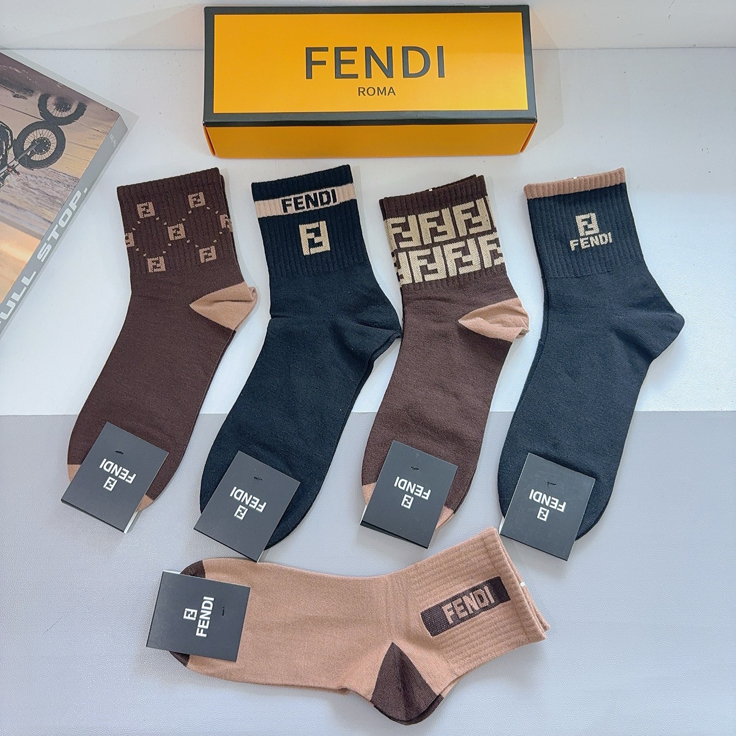 配包装（一盒5双）FENDI 芬迪经典中长款袜子❗️高版本纯棉材质柔软，秒杀市场普通货，经典的双F图案l