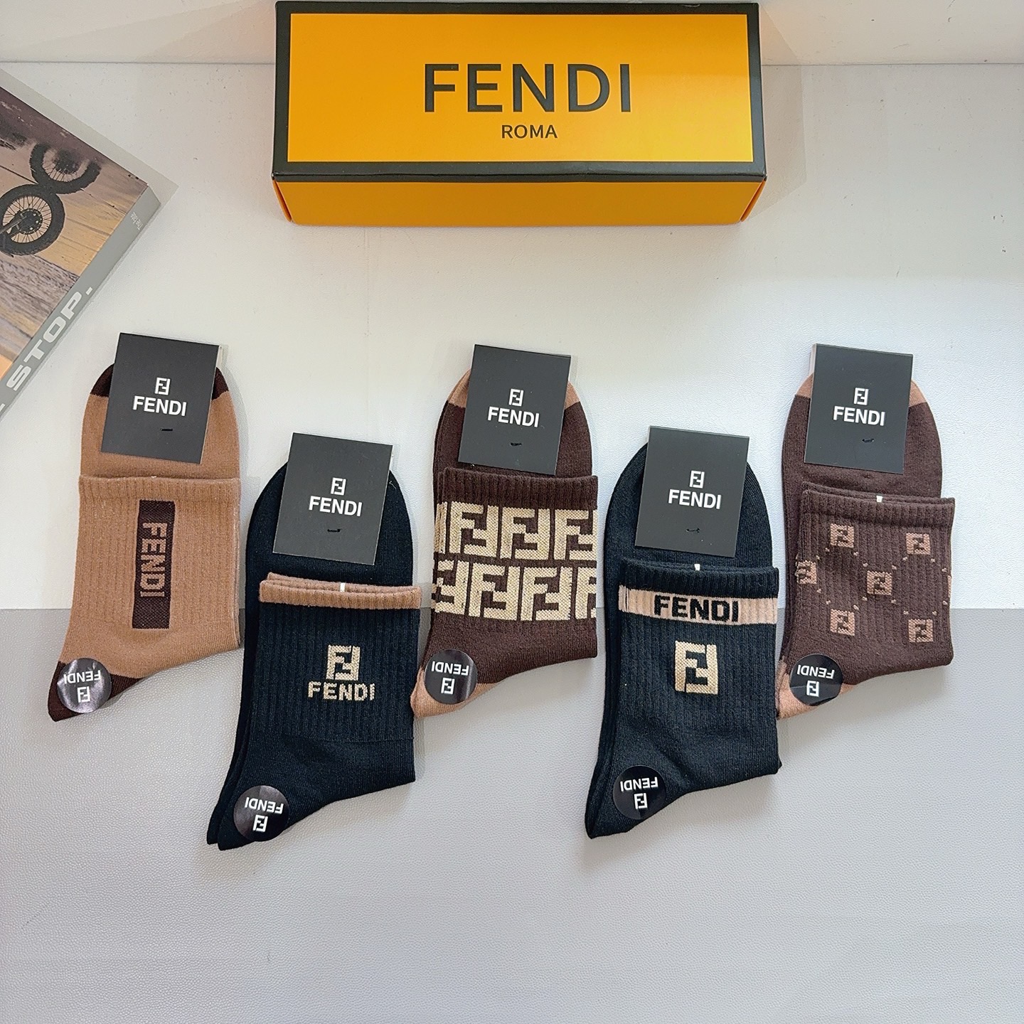 配包装（一盒5双）FENDI 芬迪经典中长款袜子❗️高版本纯棉材质柔软，秒杀市场普通货，经典的双F图案l