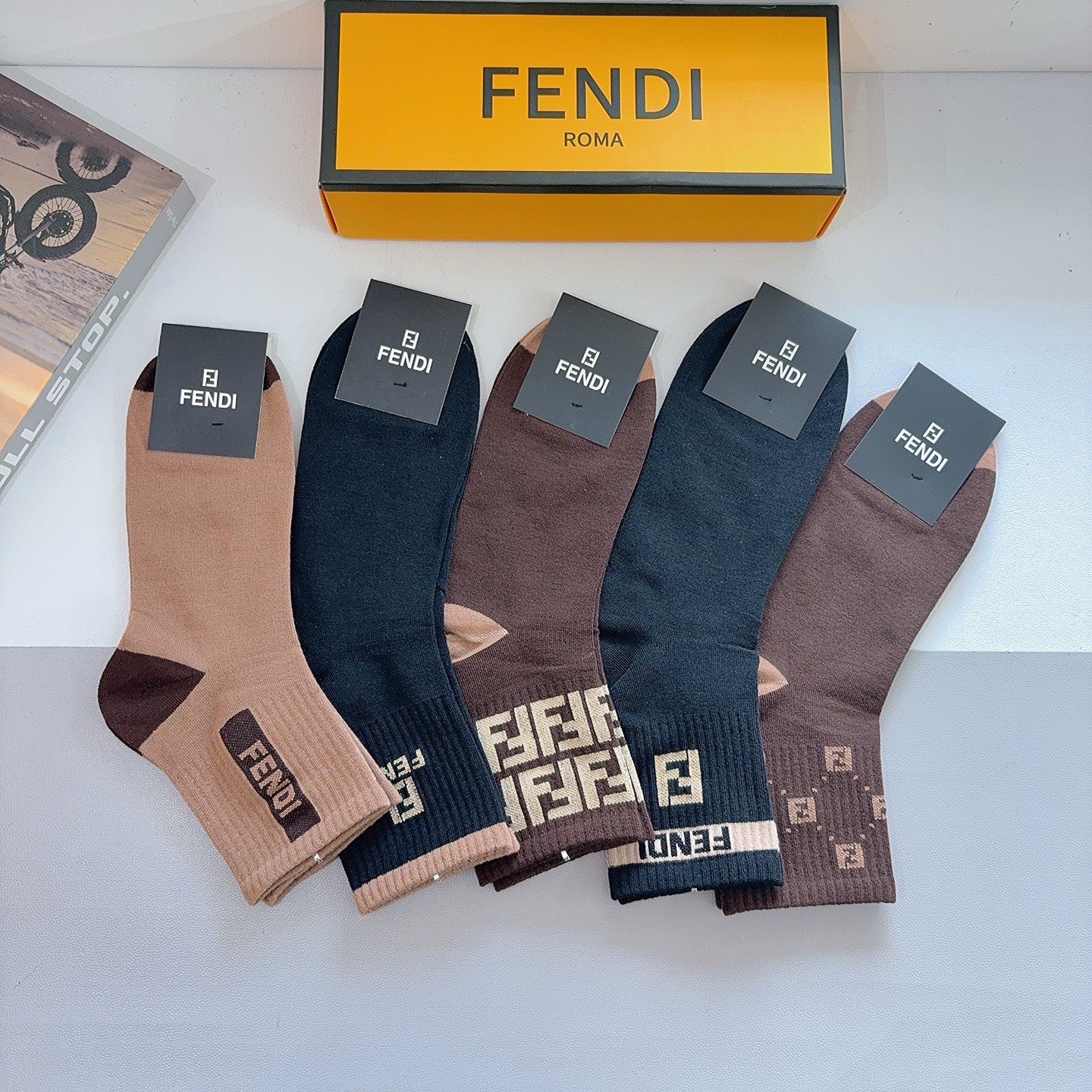 配包装（一盒5双）FENDI 芬迪经典中长款袜子❗️高版本纯棉材质柔软，秒杀市场普通货，经典的双F图案l