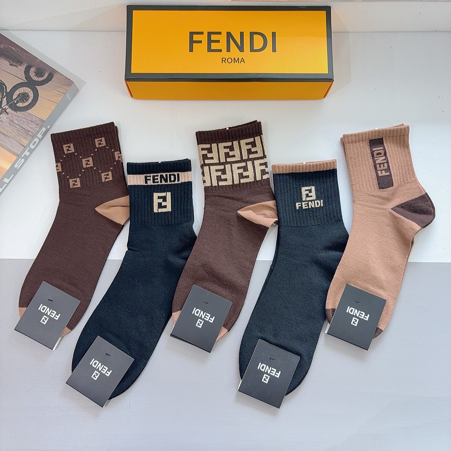 配包装（一盒5双）FENDI 芬迪经典中长款袜子❗️高版本纯棉材质柔软，秒杀市场普通货，经典的双F图案l