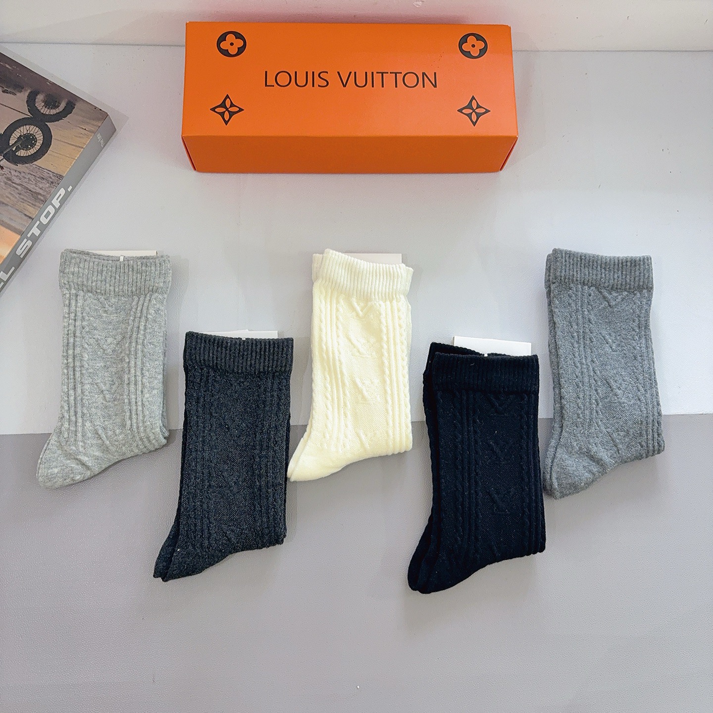 配包装（一盒5双） LV 路易威登 新款长筒袜子 精梳棉面料，超柔软材质，舒适透气，时尚百搭款 🌟