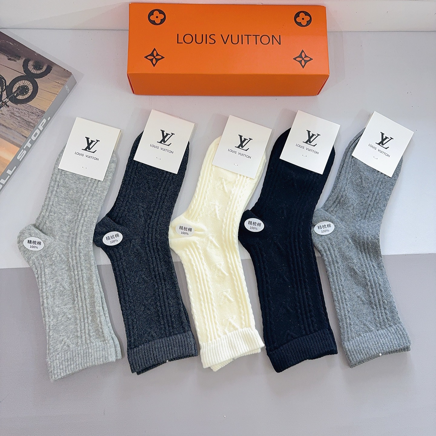 配包装（一盒5双） LV 路易威登 新款长筒袜子 精梳棉面料，超柔软材质，舒适透气，时尚百搭款 🌟