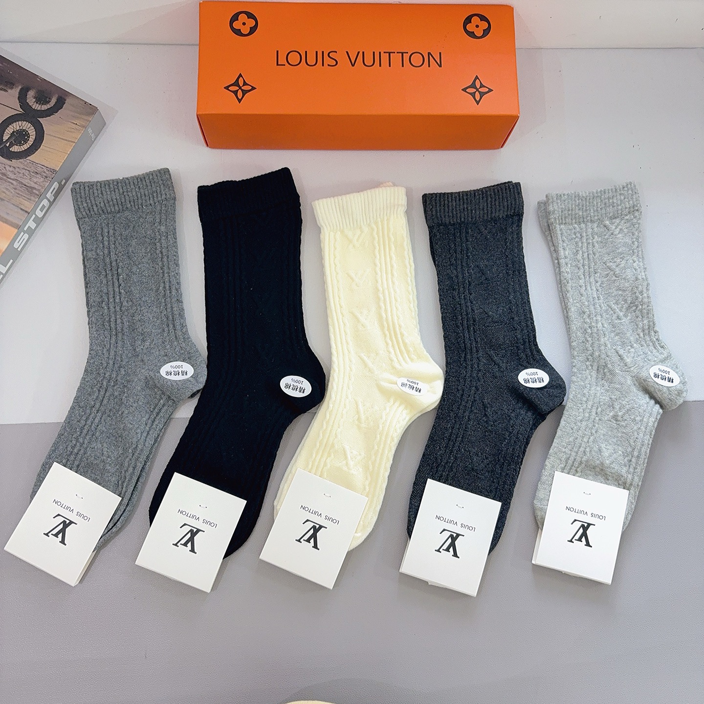 配包装（一盒5双） LV 路易威登 新款长筒袜子 精梳棉面料，超柔软材质，舒适透气，时尚百搭款 🌟