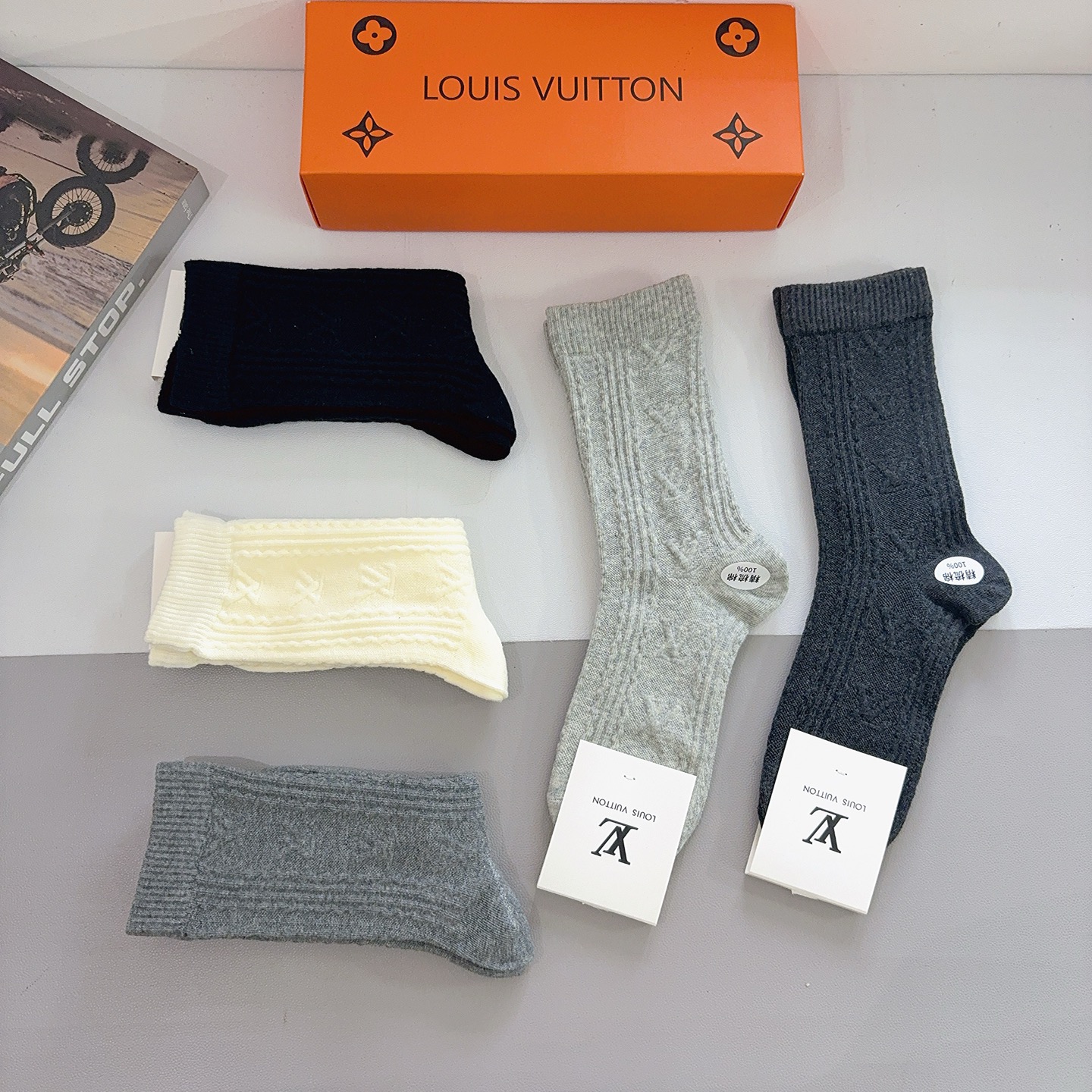 配包装（一盒5双） LV 路易威登 新款长筒袜子 精梳棉面料，超柔软材质，舒适透气，时尚百搭款 🌟