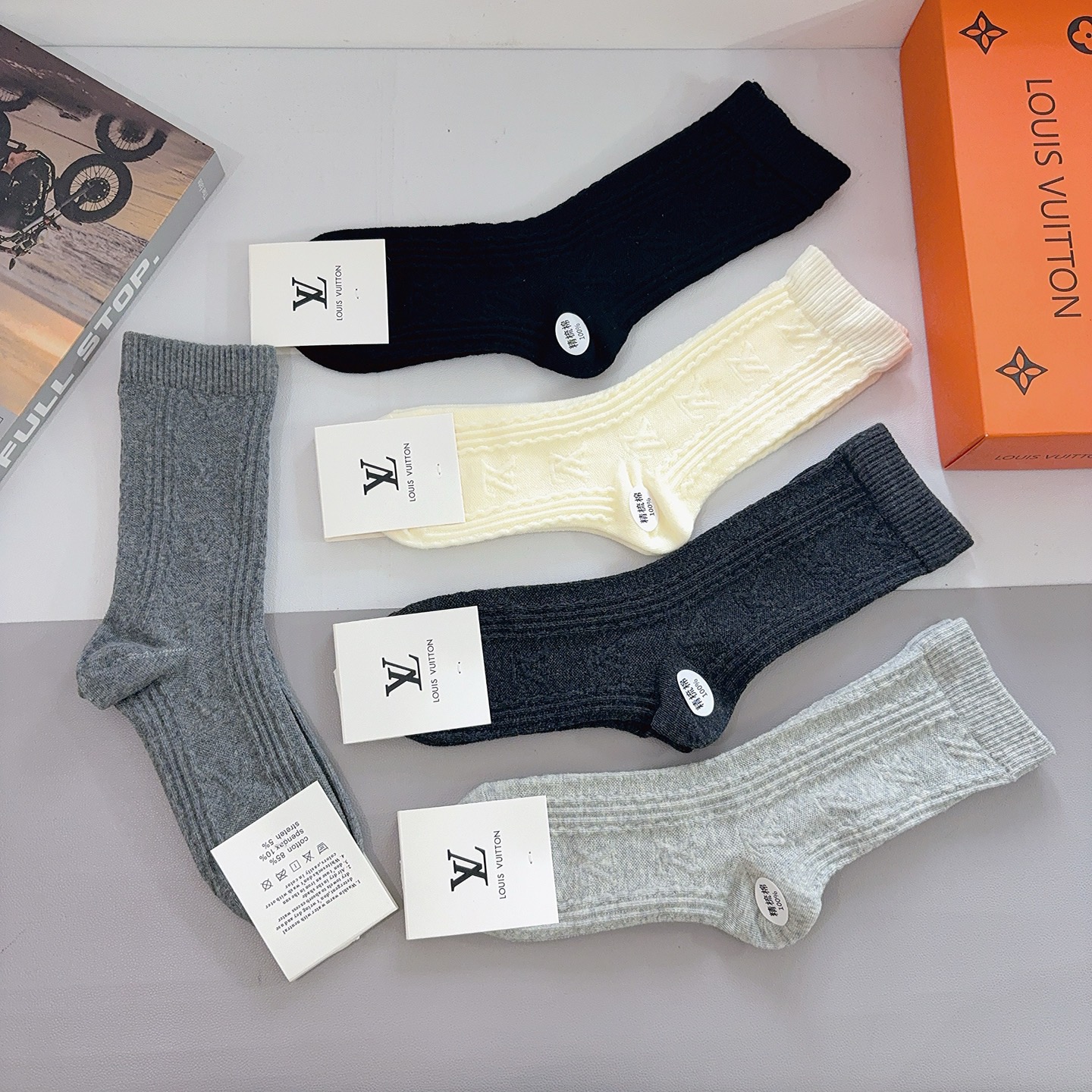 配包装（一盒5双） LV 路易威登 新款长筒袜子 精梳棉面料，超柔软材质，舒适透气，时尚百搭款 🌟
