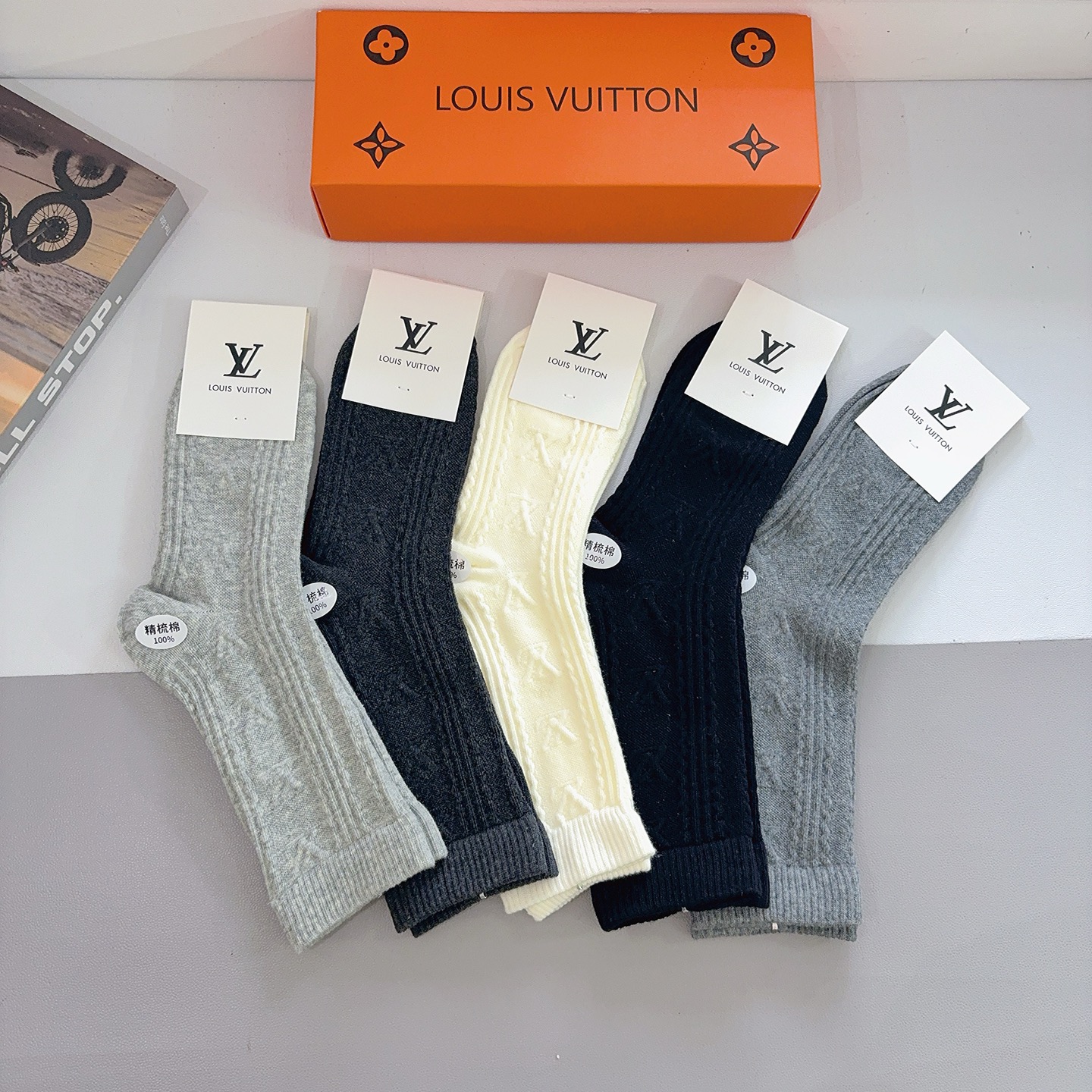 配包装（一盒5双） LV 路易威登 新款长筒袜子 精梳棉面料，超柔软材质，舒适透气，时尚百搭款 🌟