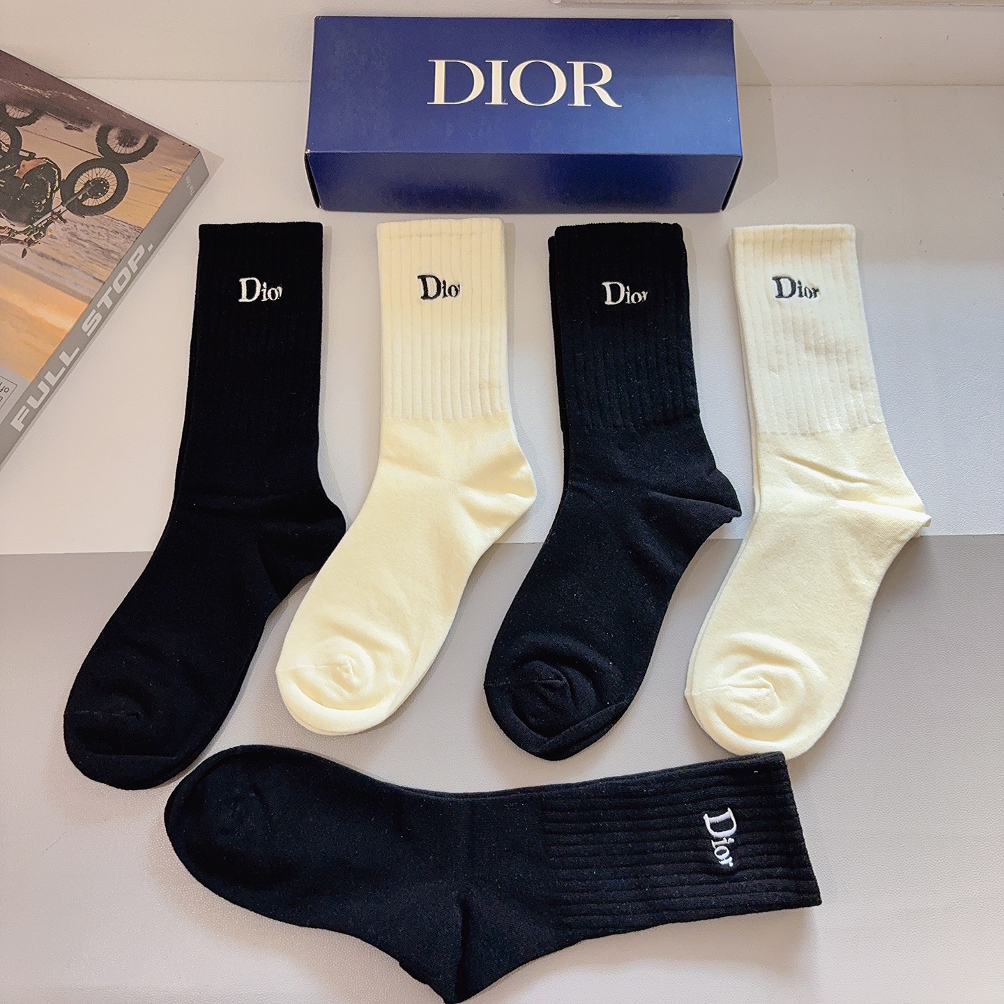 配包装（一盒5双）Dior 迪奥 新款经典logo刺绣长筒袜子！专柜同步袜子，💛大牌出街，潮人必备🔥超好