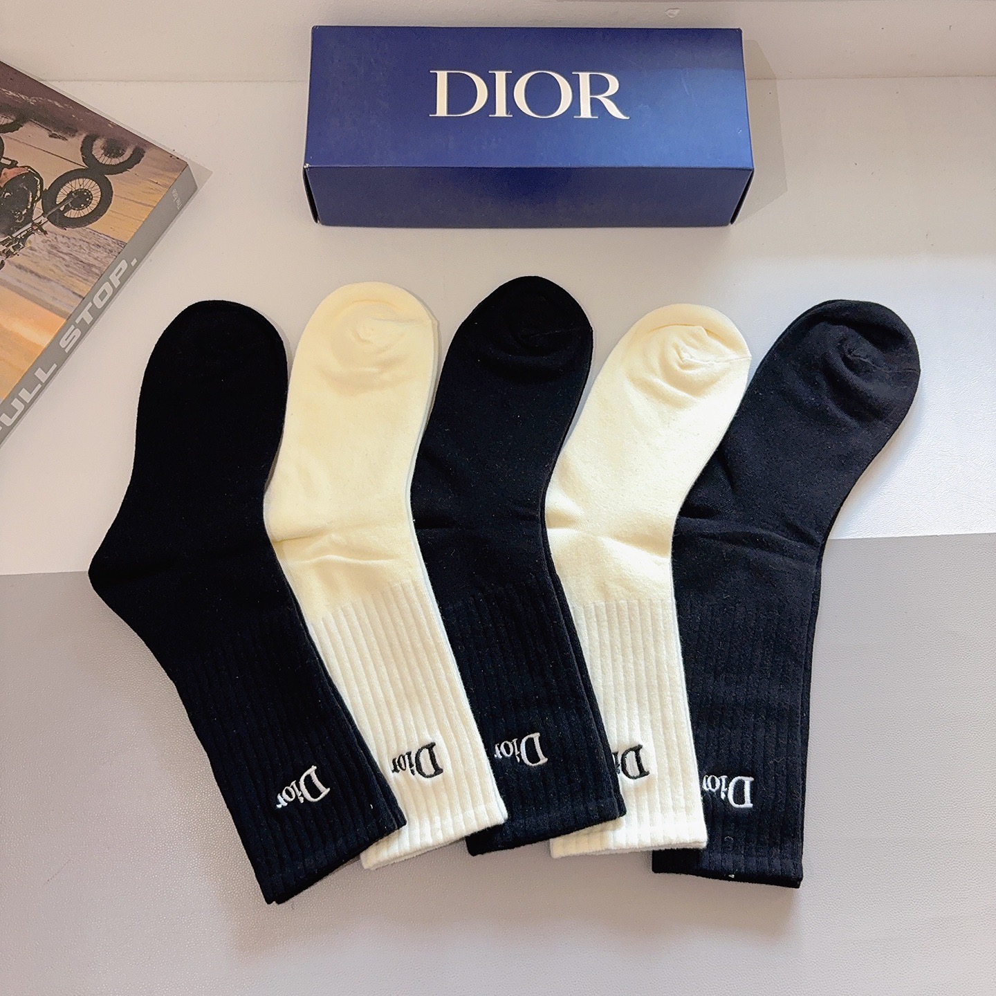 配包装（一盒5双）Dior 迪奥 新款经典logo刺绣长筒袜子！专柜同步袜子，💛大牌出街，潮人必备🔥超好