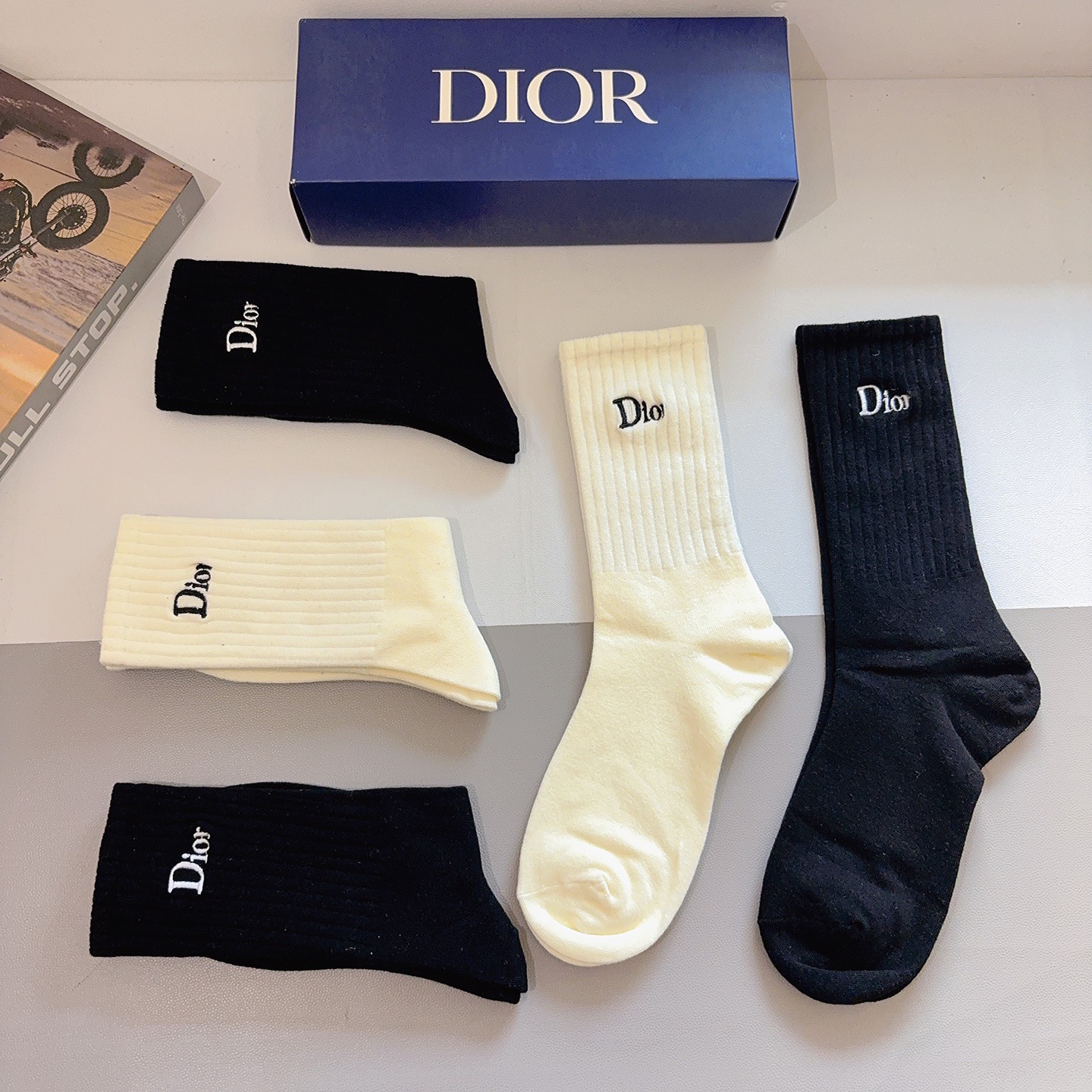 配包装（一盒5双）Dior 迪奥 新款经典logo刺绣长筒袜子！专柜同步袜子，💛大牌出街，潮人必备🔥超好