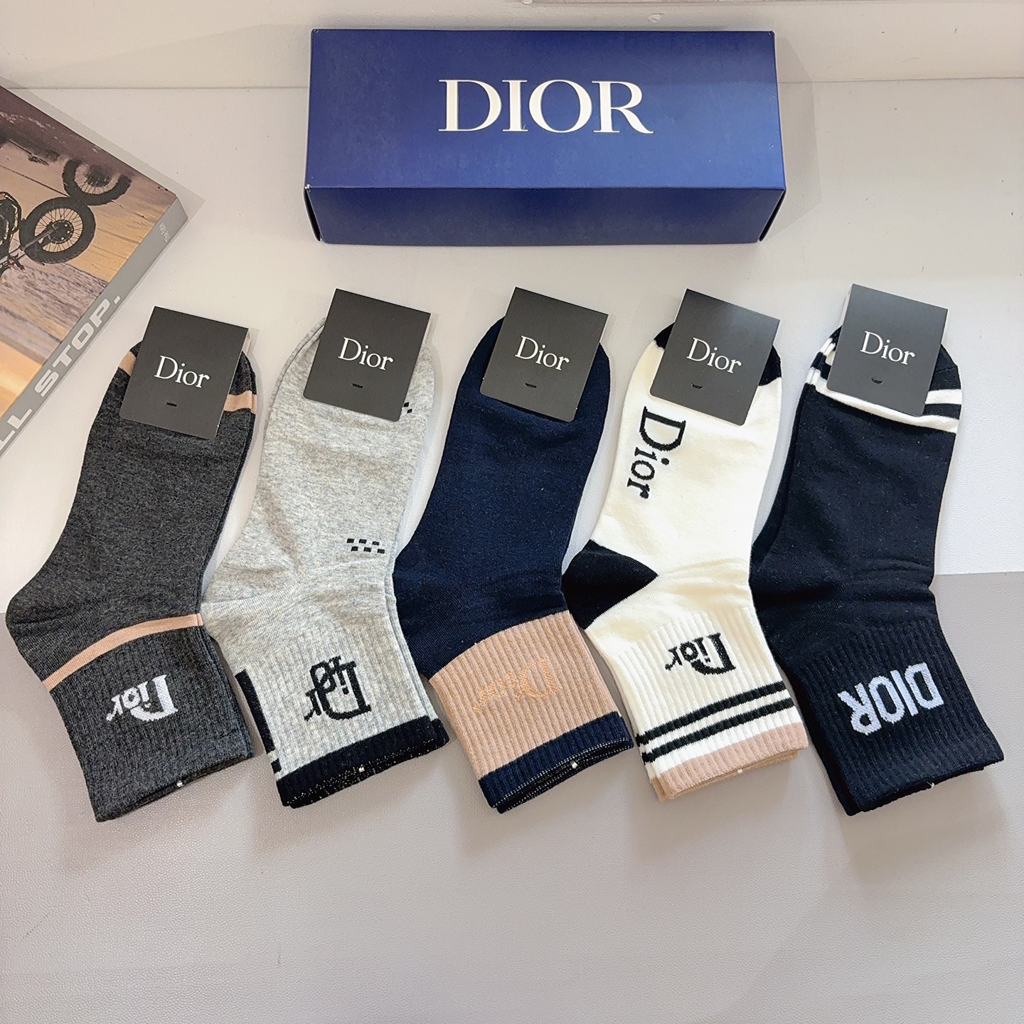 配包装（一盒5双）Dior 迪奥 新款字母男款中筒袜子！爆款专柜同步袜子，💛大牌出街，潮人必备🔥超好搭