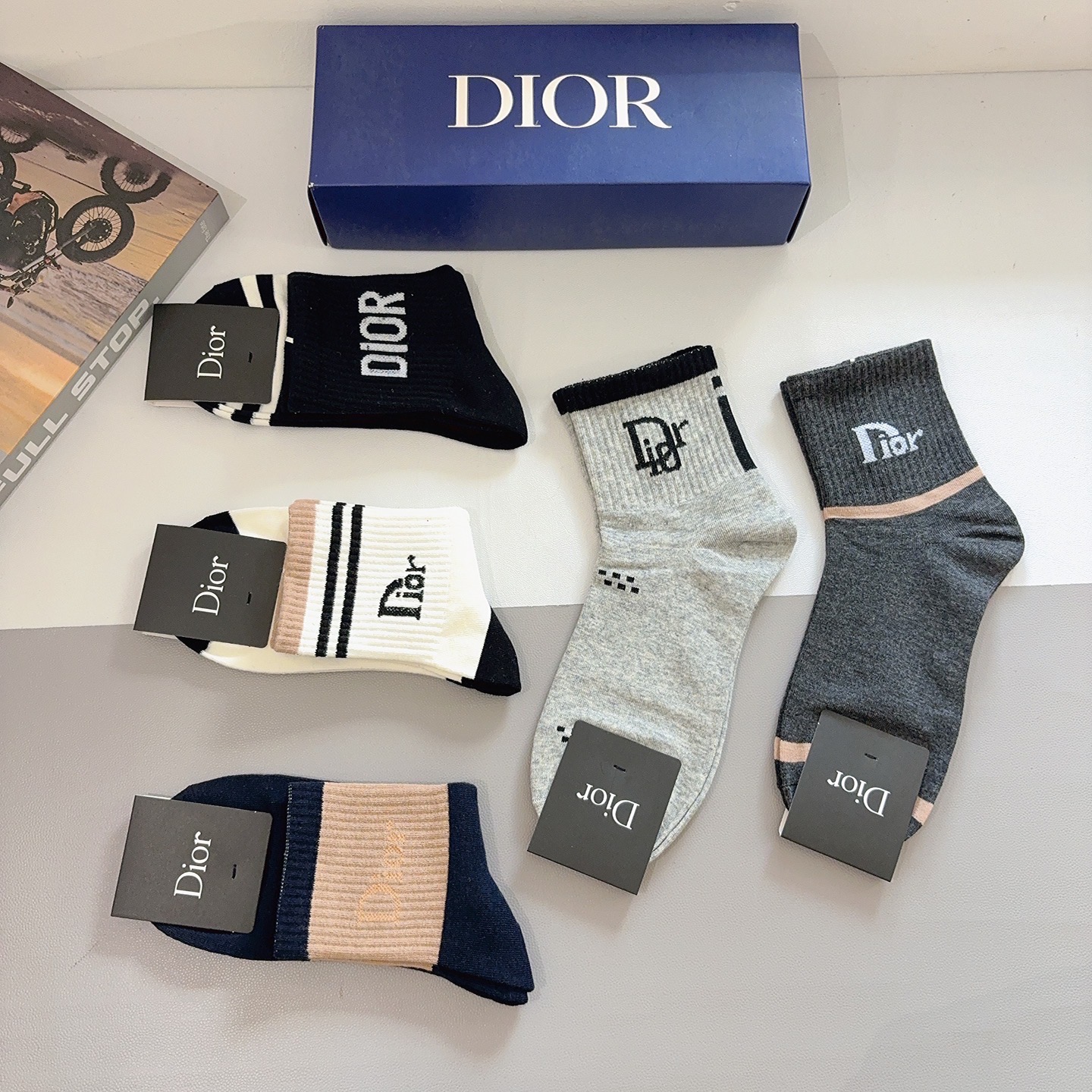 配包装（一盒5双）Dior 迪奥 新款字母男款中筒袜子！爆款专柜同步袜子，💛大牌出街，潮人必备🔥超好搭