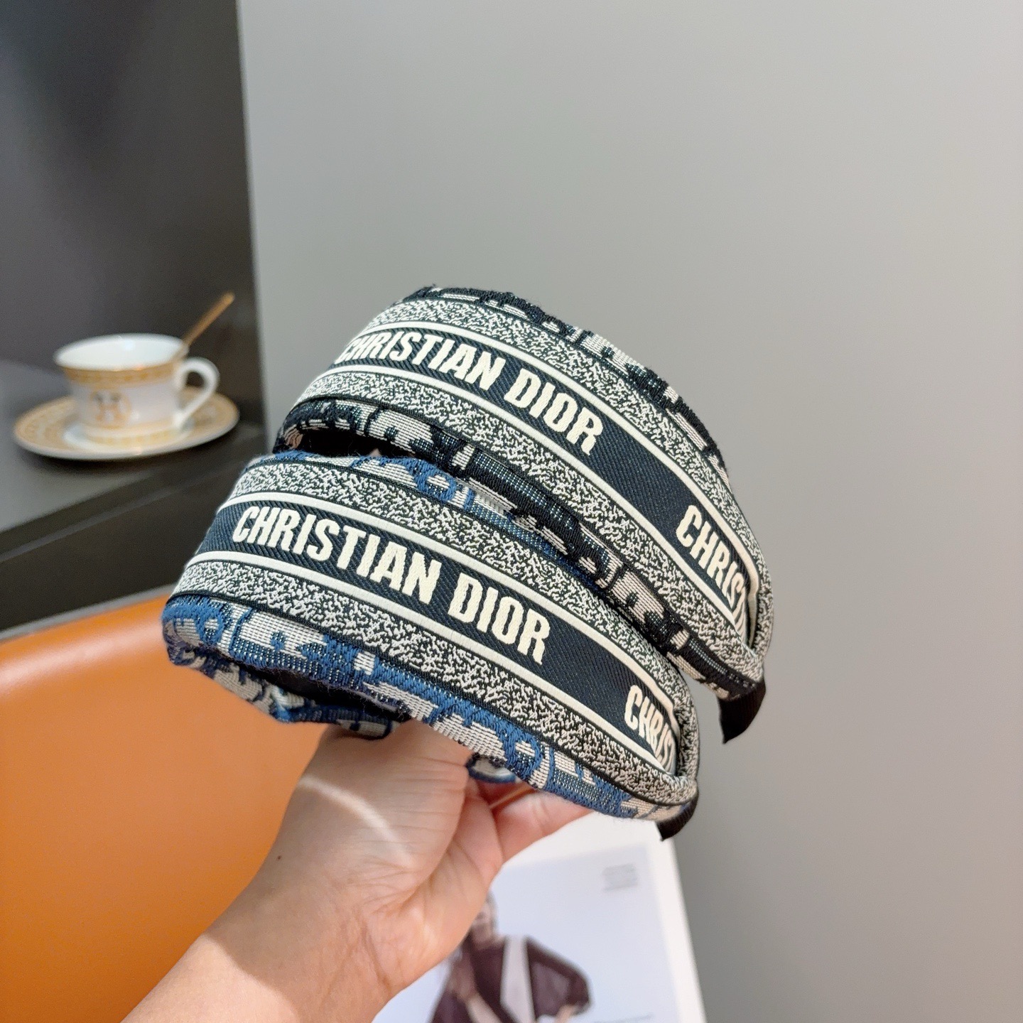 NO:881350,Comes with packaging Dior (Dior) new autumn and winter D letter wide version headband, counter quality, let your charm bloom, fresh lady style makes fashion simpler. Hairpins, hairpins, dior, dior, hairpins19860909配包装 Dior（迪奥） 秋冬新款D字母宽版发箍,专柜品质 让你的魅力绽放 清新淑女范让时尚更简单.发夹,发夹,dior,dior,hairpins,accessory
