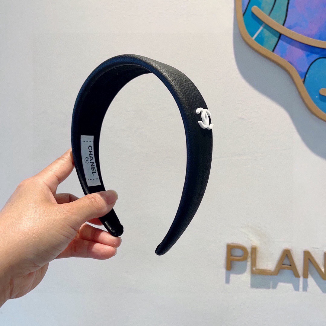 NO:881324,Comes with packaging CHANEL (Chanel) latest pebbled leather small scented headband, retro headband, recommended by Internet celebrities. Matched with high-end materials, ultra-exquisite, fashionable and versatile. Hairpins, hairpins, chanel, chanel, hairpins19860909配包装 CHANEL（香奈儿）最新款荔枝纹皮小香发箍,复古头箍,网红爆款推荐 搭配高端材质,超精致,时尚百搭.发夹,发夹,chanel,chanel,hairpins,accessory