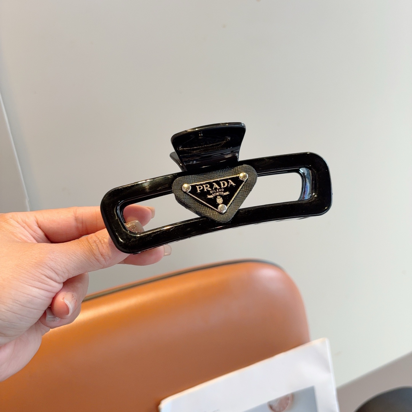 NO:770134,Comes with packaging PRADA (Prada) new trendy clip, the same style as the Internet celebrity, a must-have item for goddesses, very versatile, fashionable hair clip, wearing it will make you look classy. Hair clip, hair clip, prada, prada, hairpins19860909配包装 PRADA（普拉达） 新款潮流抓夹,网红同款 女神必备单品,非常百搭,时尚发夹, 戴上它满满的高大上.发夹,发夹,prada,prada,hairpins,accessory