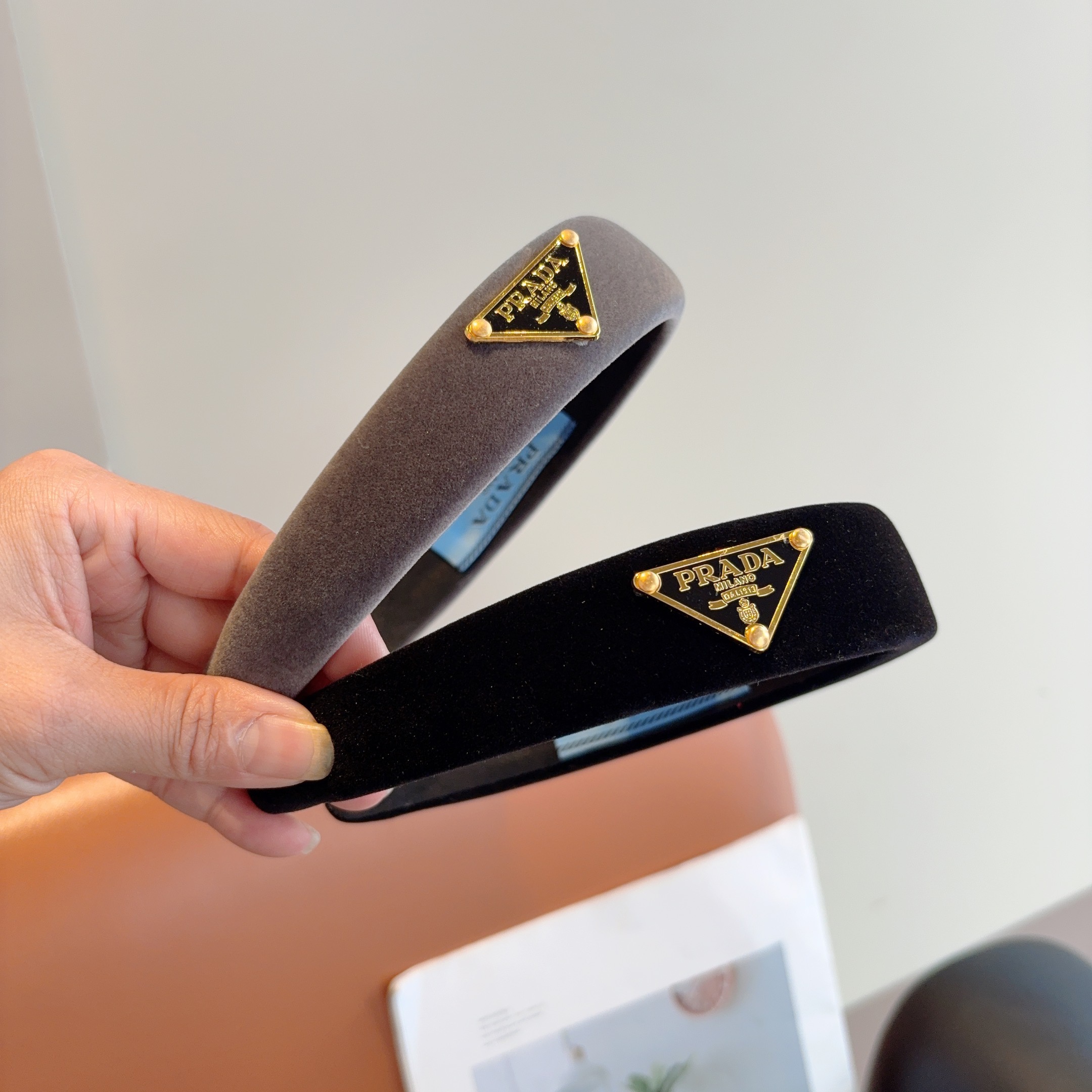NO:770156,Comes with packaging PRADA (Prada) new trendy letter headband with inverted triangle. A must-have item for the goddess of temperament. It is very versatile and fashionable. Wearing it will make you look classy. Hairpins, hairpins, prada, prada, hairpins19860909配包装 PRADA（普拉达） 倒三角新款潮流字母发箍.气质女神必备单品,非常百搭,时尚潮流, 戴上它满满的高大上.发夹,发夹,prada,prada,hairpins,accessory
