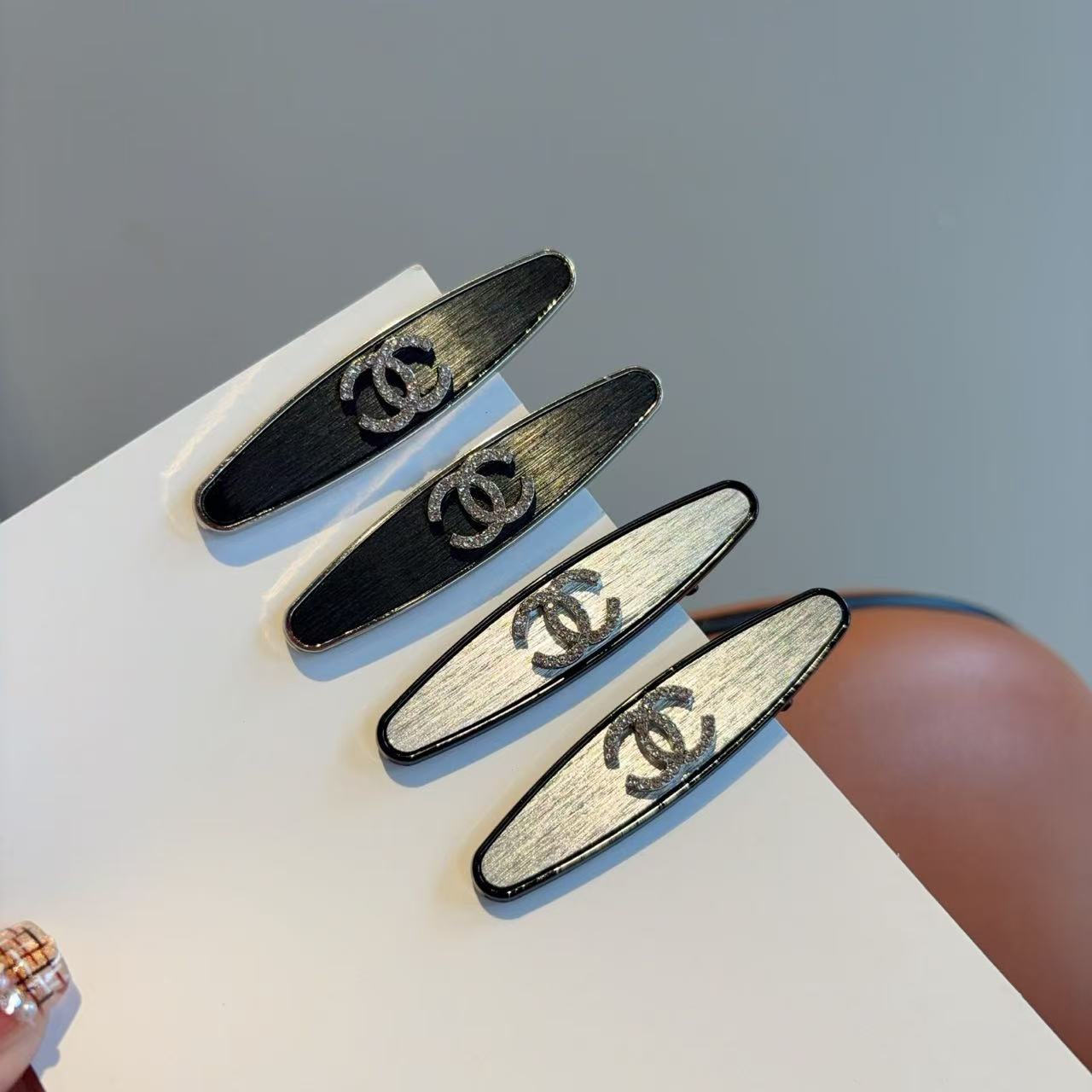 NO:770165,Comes with packaging (one pair) CHANEL (Chanel) new small fragrant style metal high-end BB clip, classic letter logo side clip bangs hair clip, high-end Japanese and Korean fantasy girls simple and versatile style!  hairpins,hairpins,chanel,chanel,hairpins19860909配包装（一对） CHANEL（香奈儿） 新款小香风金属高级感BB夹、经典字母logo边夹刘海夹发饰, 高级感日韩幻彩少女简约百搭款！发夹,发夹,chanel,chanel,hairpins,accessory